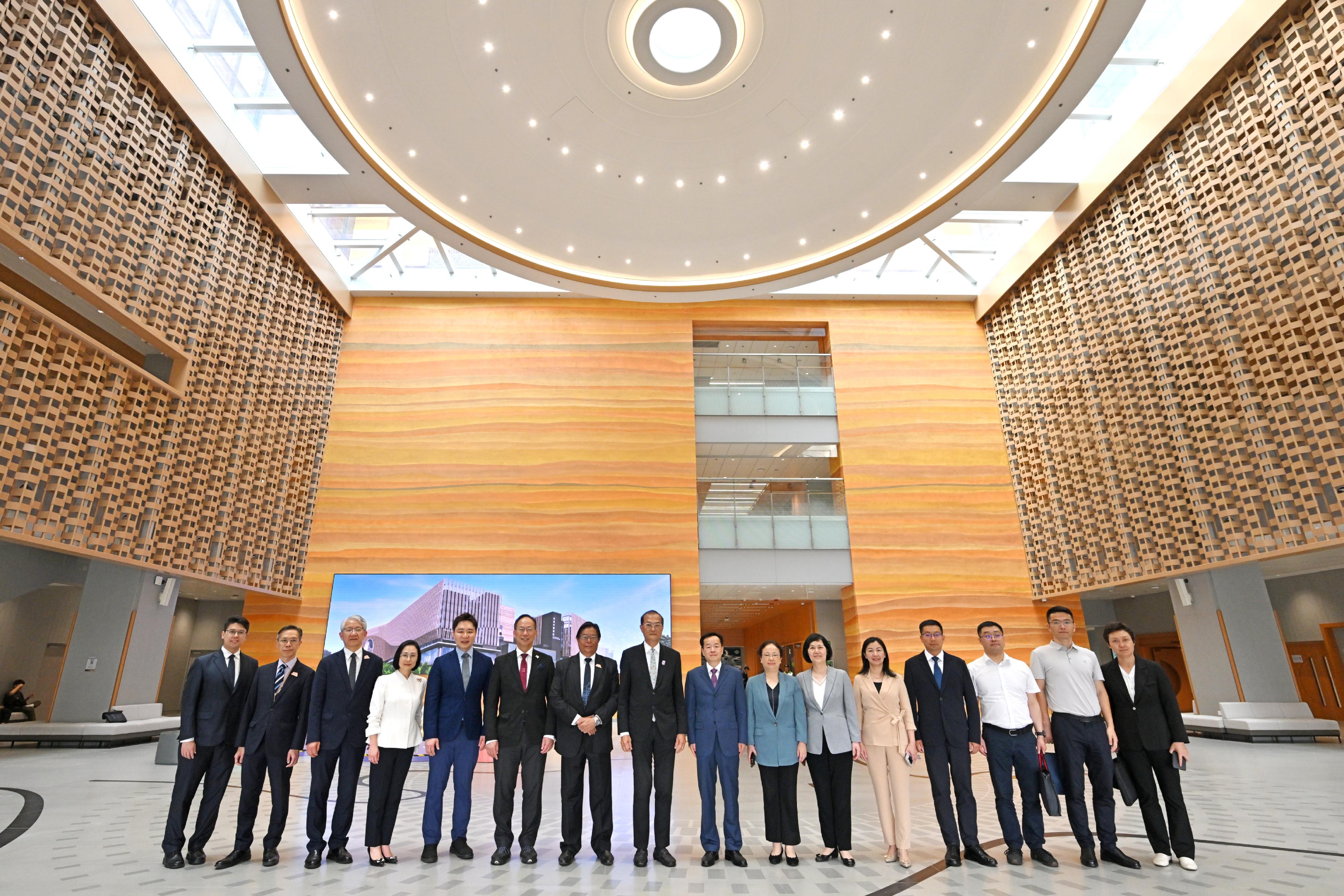 The Secretary for Health, Professor Lo Chung-mau, witnessed the signing of a strategic collaboration agreement by The Chinese Medicine Hospital of Hong Kong (CMHHK) with the Shenzhen Traditional Chinese Medicine Hospital (SZTCMH) yesterday (April 15) at CMHHK. Photo shows Professor Lo (eighth left); member of the Standing Committee of the Communist Party of China Shenzhen Municipal Committee and the Party Leadership Group of the Shenzhen Municipal People's Government, Mr Chen Qing (eighth right); Deputy Director of the Public Hygiene and Health Commission of Shenzhen Municipality Ms Zhou Liping (seventh right); the President of SZTCMH, Professor Zhu Meiling (sixth right); the Chairperson of the Board of Directors of CMHHK Operator, Mr Wong Kwai-huen (seventh left); the Hospital Chief Executive of CMHHK, Professor Bian Zhaoxiang (third left), and other personnel of Hong Kong and Shenzhen.