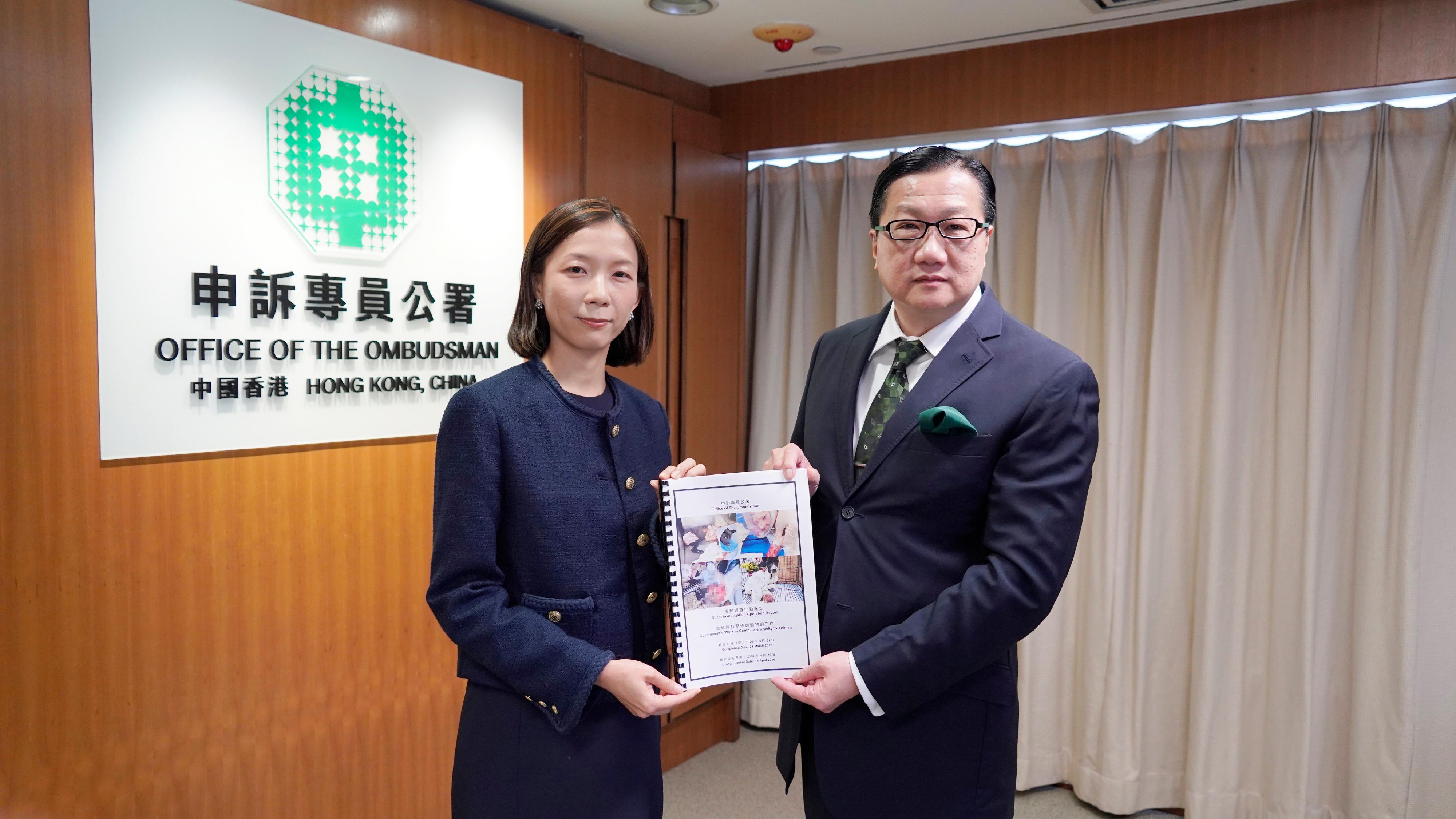 The Office of The Ombudsman today (April 16) announced the results of a direct investigation operation into the Government&rsquo;s work in combating cruelty to animals. Photo shows the Ombudsman, Mr Jack Chan (right), and an officer which took part in the investigation.
