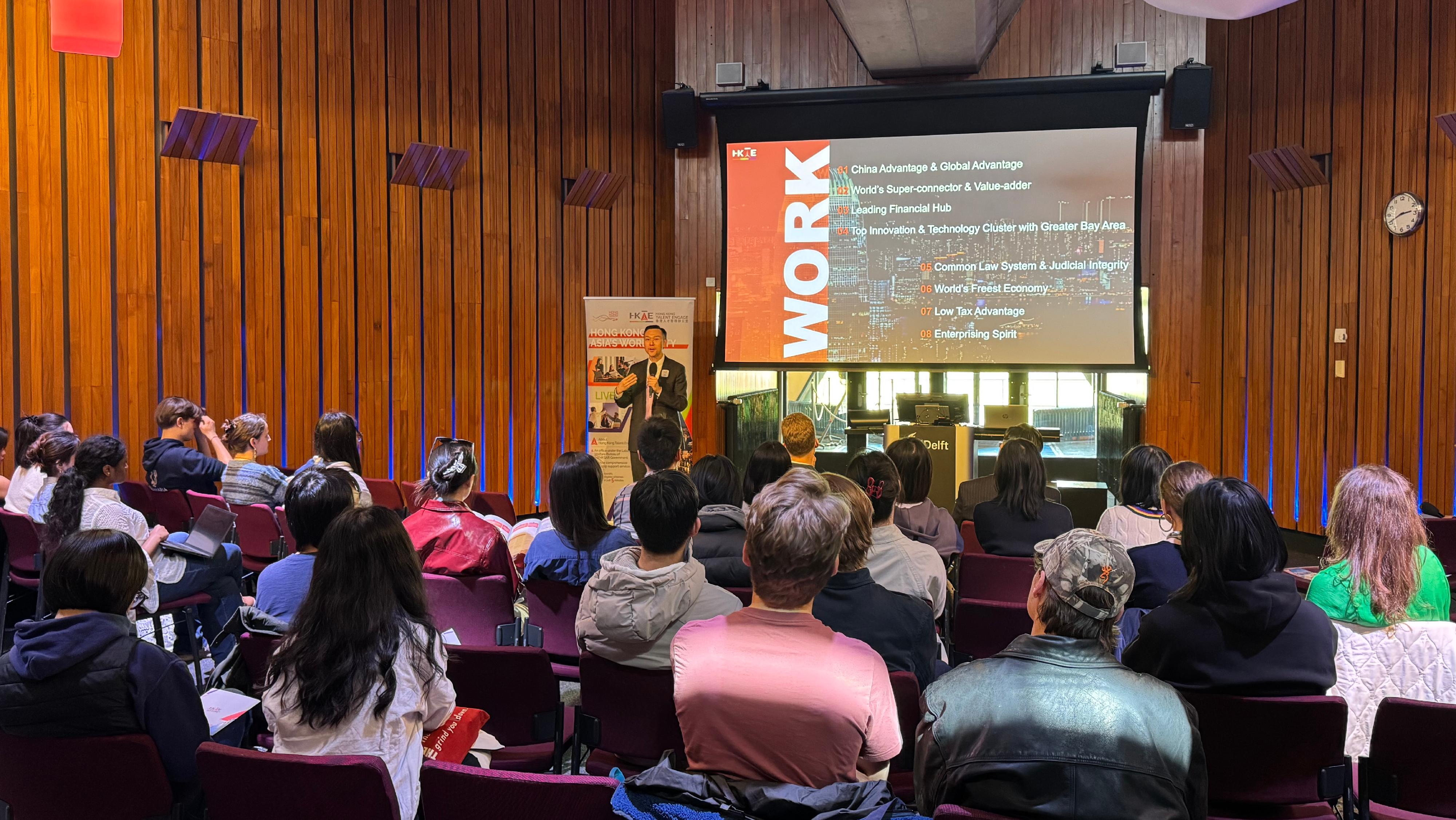Hong Kong Talent Engage (HKTE) held a seminar at Delft University of Technology, the Netherlands, on April 10 (Delft time). Photo shows the Director of HKTE, Mr Felix Chan, introducing Hong Kong&rsquo;s advantages and development opportunities to participants.
