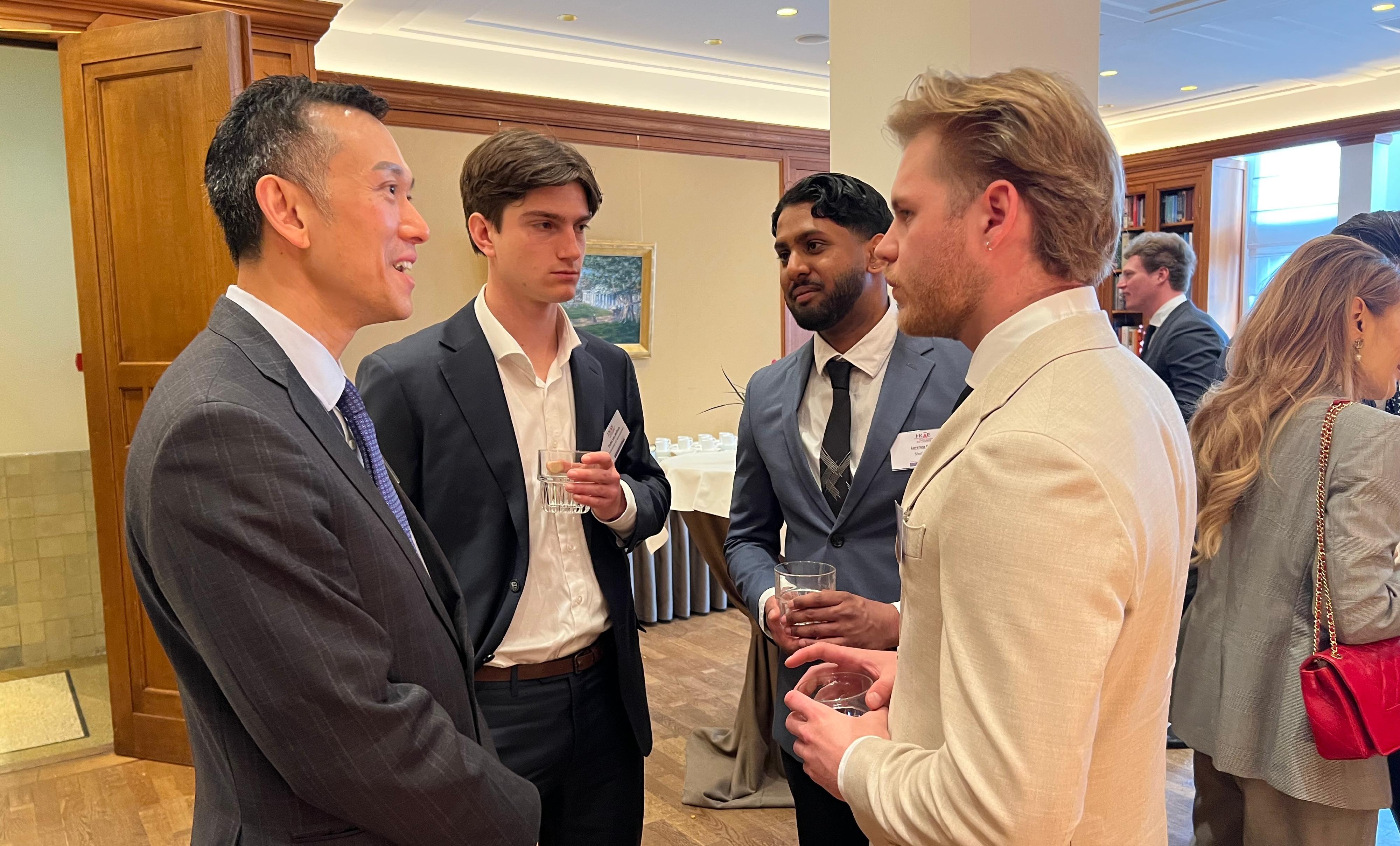 The Director of Hong Kong Talent Engage, Mr Felix Chan (first left), exchanges views on Hong Kong development opportunities with representatives of the Netherlands Hong Kong Business Association in Amsterdam on April 13 (Amsterdam time).
