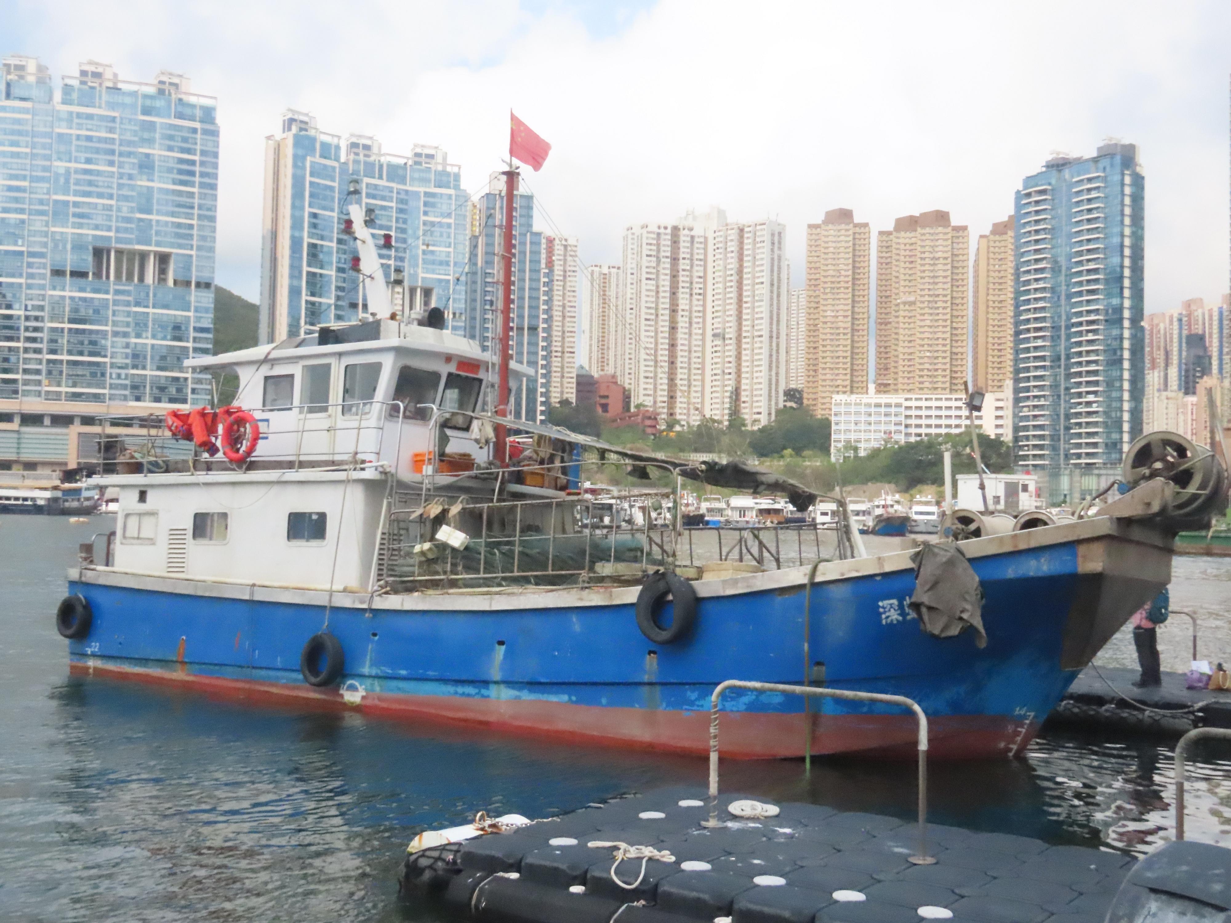 The Agriculture, Fisheries and Conservation Department today (April 16) laid charges against a local coxswain and four Mainland fishermen deckhands suspected of engaging in fishing using snake cages on a local vessel in waters off Lamma Island. Photo shows the local vessel concerned.