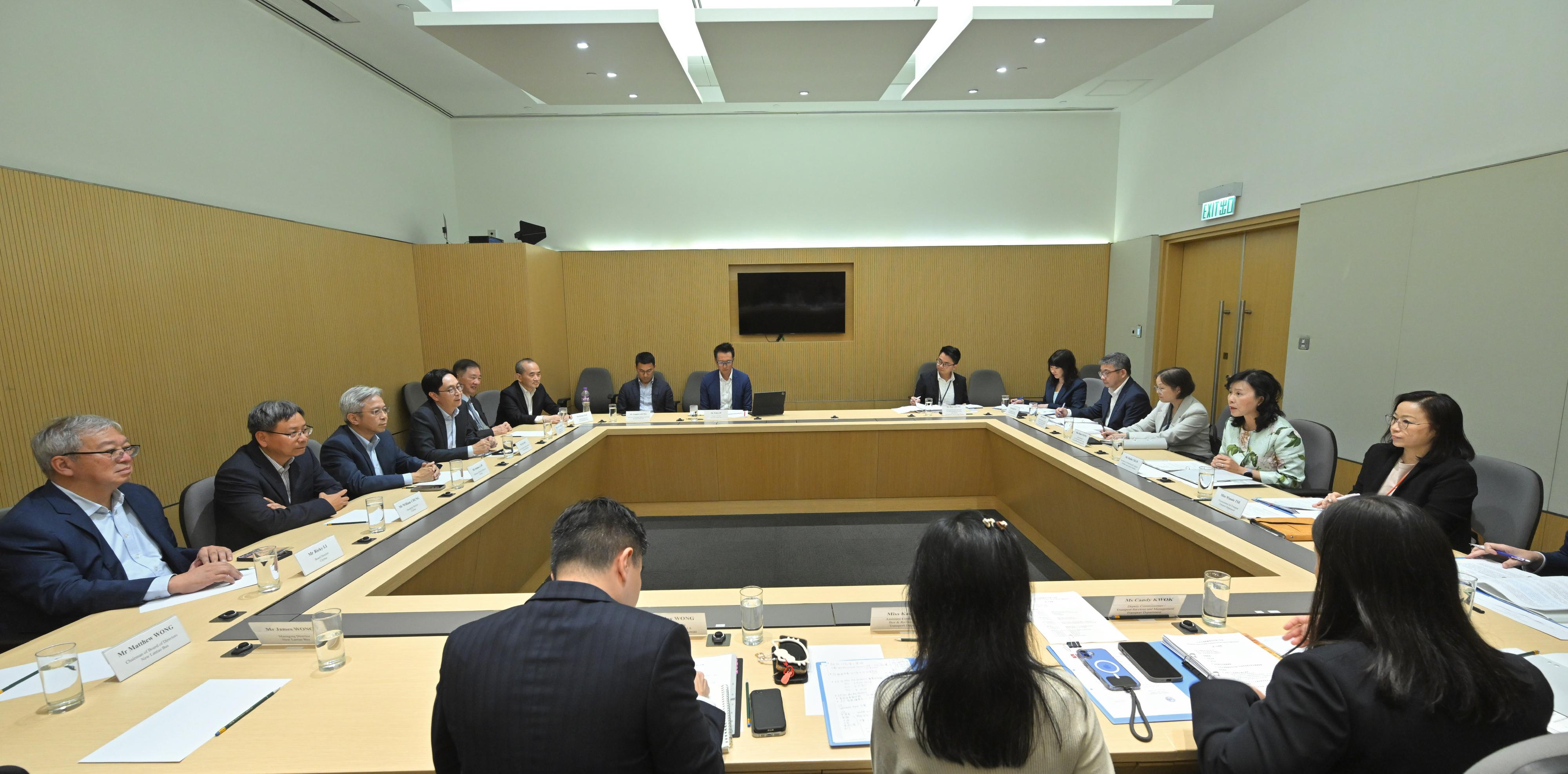 跨部門監察燃油供應專責組轄下公共交通服務特別申請工作組今日（四月十六日）召開首次會議。
