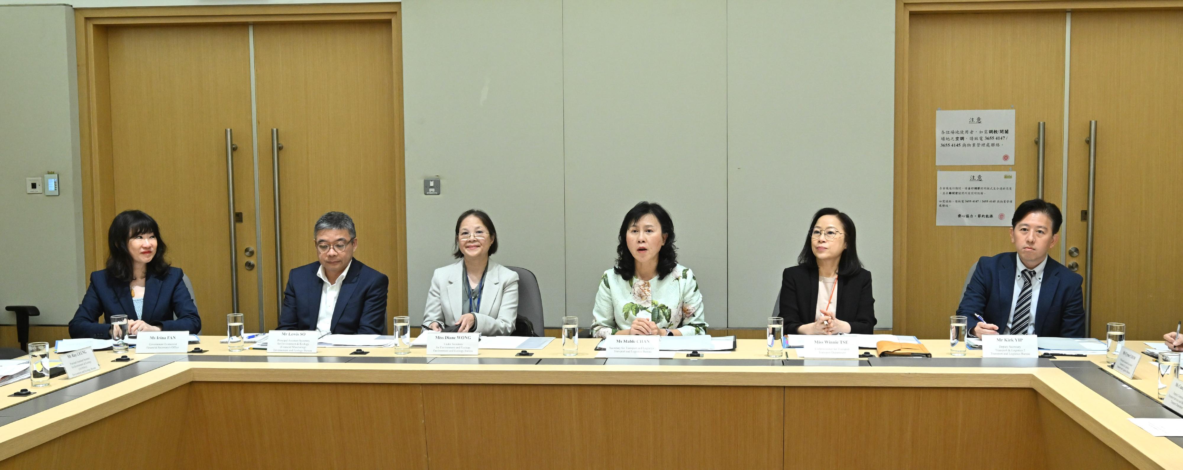 The Working Group on Public Transport Service Special Applications, led by the Secretary for Transport and Logistics, Ms Mable Chan (third right), convened the first meeting today (April 16). The Under Secretary for Environment and Ecology, Miss Diane Wong (third left); the Commissioner for Transport, Miss Winnie Tse (second right); and the Government Economist, Ms Irina Fan (first left), also attended the meeting.