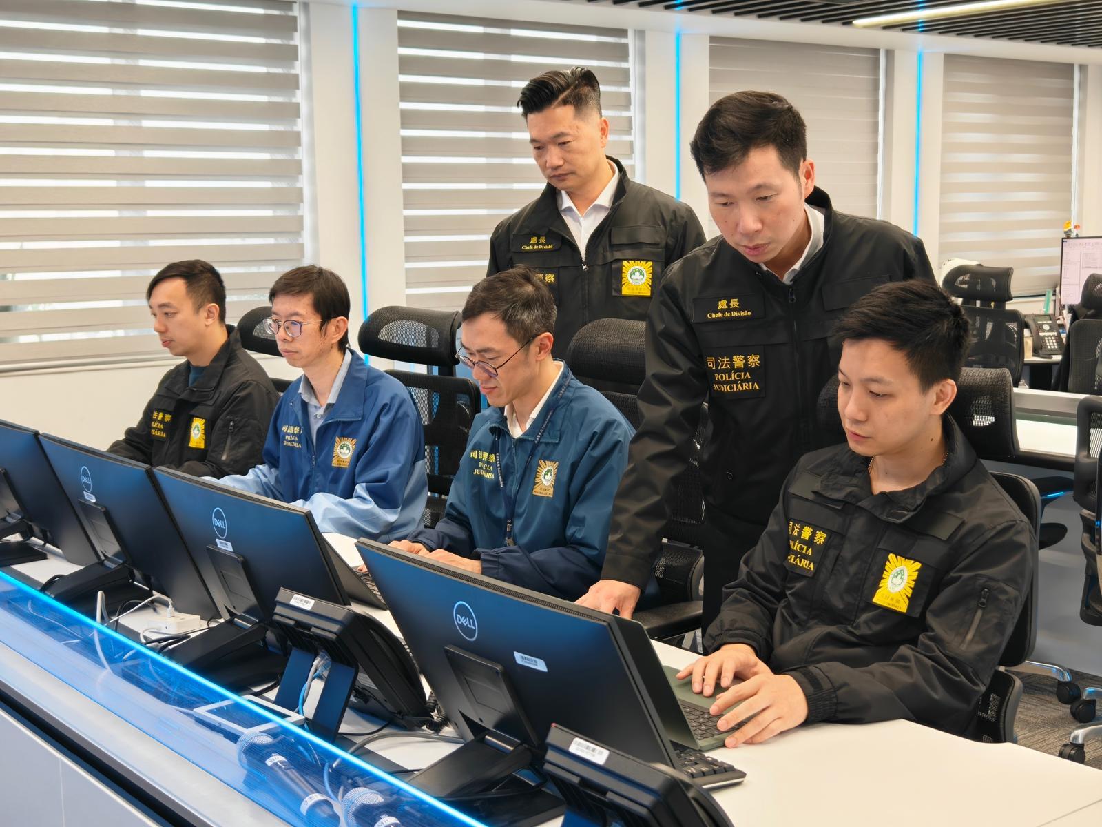 香港警務處今日（四月十六日）聯同國際刑警組織，以及來自其他地區的警隊、網絡安全機構及重要基礎設施營運方，舉行代號「潛網」的「網絡及實體反恐聯合演練2026」。圖示澳門司法警察局人員在網絡安全及應急中心進行分析工作。


