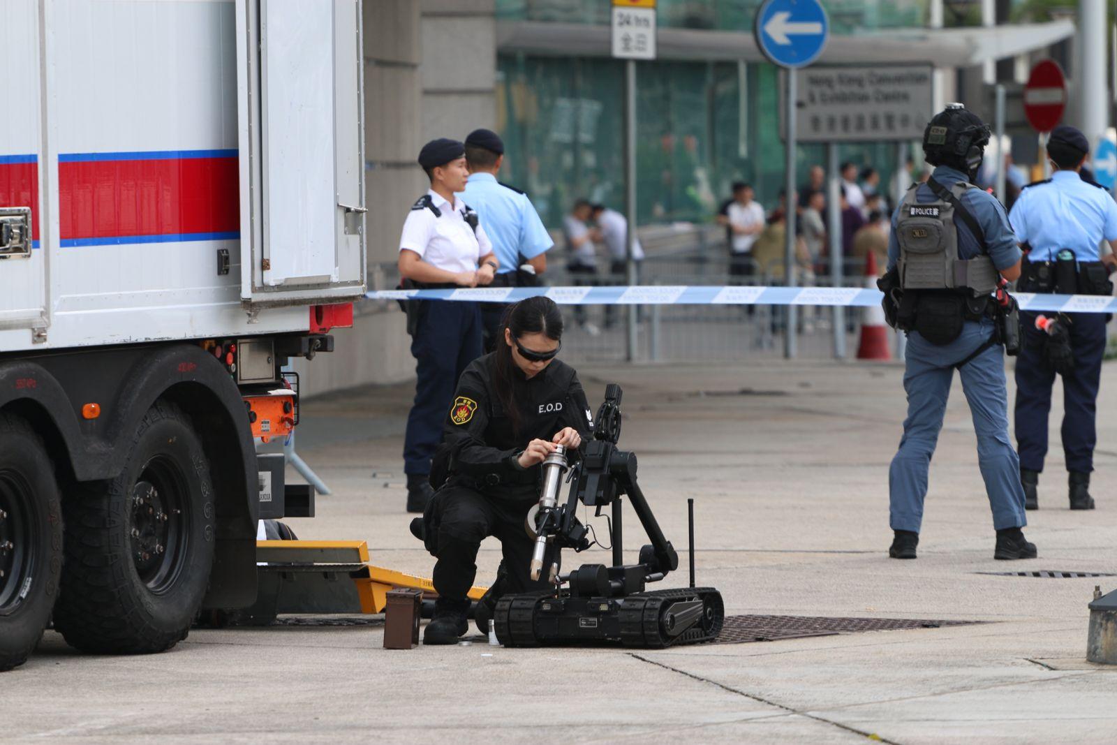 香港警務處今日（四月十六日）聯同國際刑警組織，以及來自其他地區的警隊、網絡安全機構及重要基礎設施營運方，舉行代號「潛網」的「網絡及實體反恐聯合演練2026」。圖示爆炸品處理課人員拆解炸彈。

