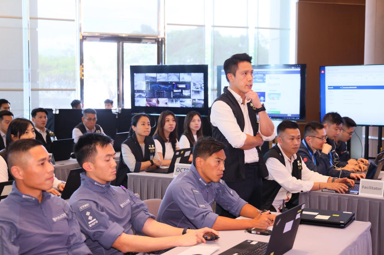 The Hong Kong Police Force (HKPF) today (April 16), in collaboration with the INTERPOL and police forces from other jurisdictions, cybersecurity agency and operators of critical infrastructures, conduct the Counter Cyber and Physical Terrorism Joint Exercise 2026, codenamed &ldquo;STEALTHNET&rdquo;. Photo shows officers of the command post of HKPF conducting analysis, and exchanging intelligence spontaneously with the Macao Judiciary Police, the Singapore Police Force, the Cyber Security Agency of Singapore and the Korean National Police Agency.