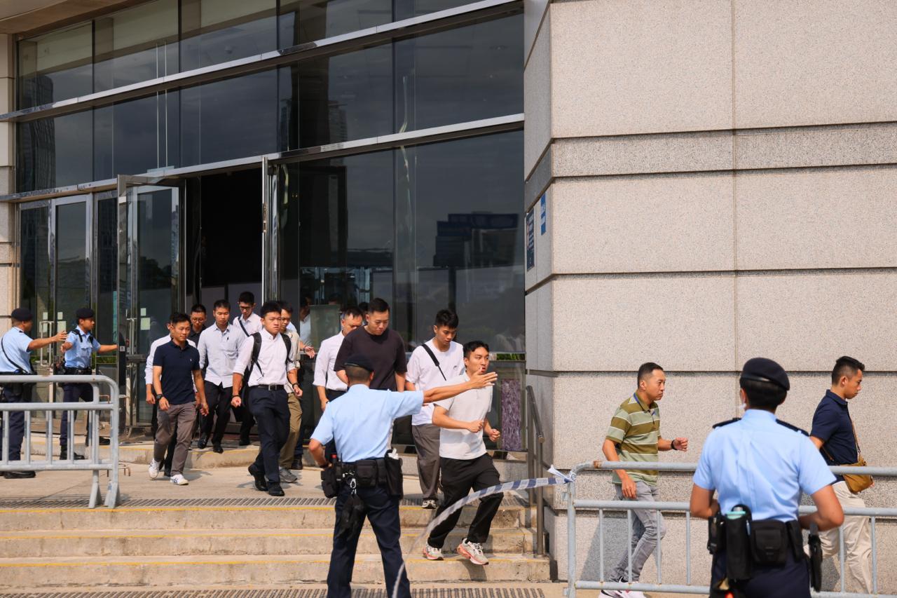 The Hong Kong Police Force (HKPF) today (April 16), in collaboration with the INTERPOL and police forces from other jurisdictions, cybersecurity agency and operators of critical infrastructures, conduct the Counter Cyber and Physical Terrorism Joint Exercise 2026, codenamed &ldquo;STEALTHNET&rdquo;. Photo shows police officers assisting with evacuation at the scene.