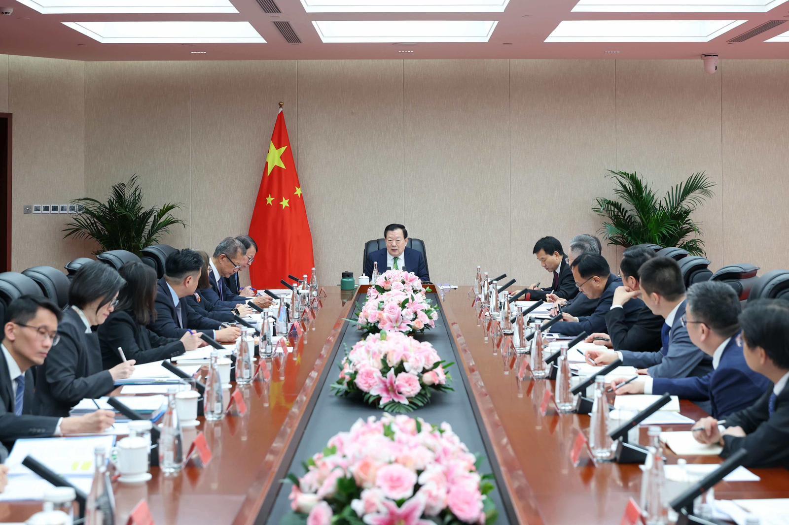 中央港澳工作辦公室主任、國務院港澳事務辦公室主任夏寶龍（中）今日（四月十六日）上午在北京會見香港特別行政區政府官員，就香港主動對接國家「十五五」規劃、融入和服務國家發展大局座談交流。