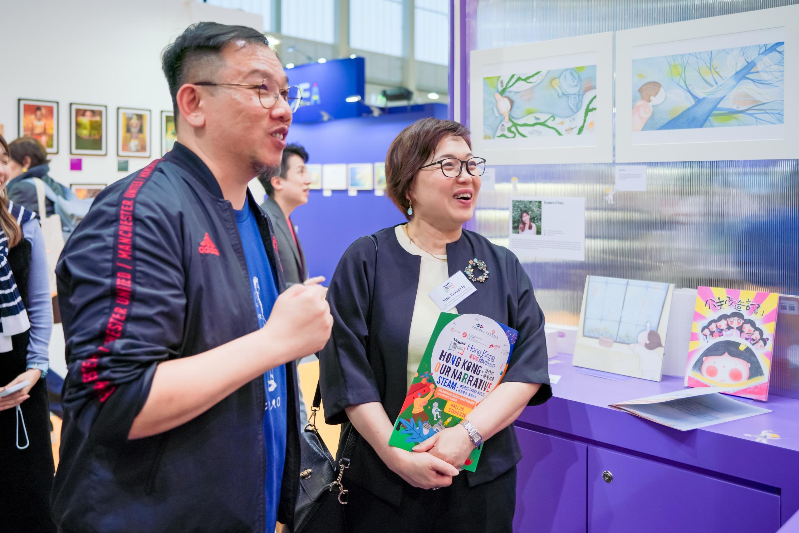 The Cultural and Creative Industries Development Agency (CCIDA) under the Culture, Sports and Tourism Bureau led an industry delegation to participate in the 63rd Bologna Children's Book Fair in Italy, and sponsored the industry's set-up of the Hong Kong Pavilion therein, which showcased more than 1 000 pieces of publications and printed works from over 60 Hong Kong publishers and printers from April 13 to 16 (Bologna time). CCIDA also sponsored emerging picture book illustrators and a comic artist to attend the Fair and exhibit their creations there. Photo shows Assistant Commissioner for Cultural and Creative Industries Miss Yvonne Ip (right) having an exchange with an emerging picture book illustrator.