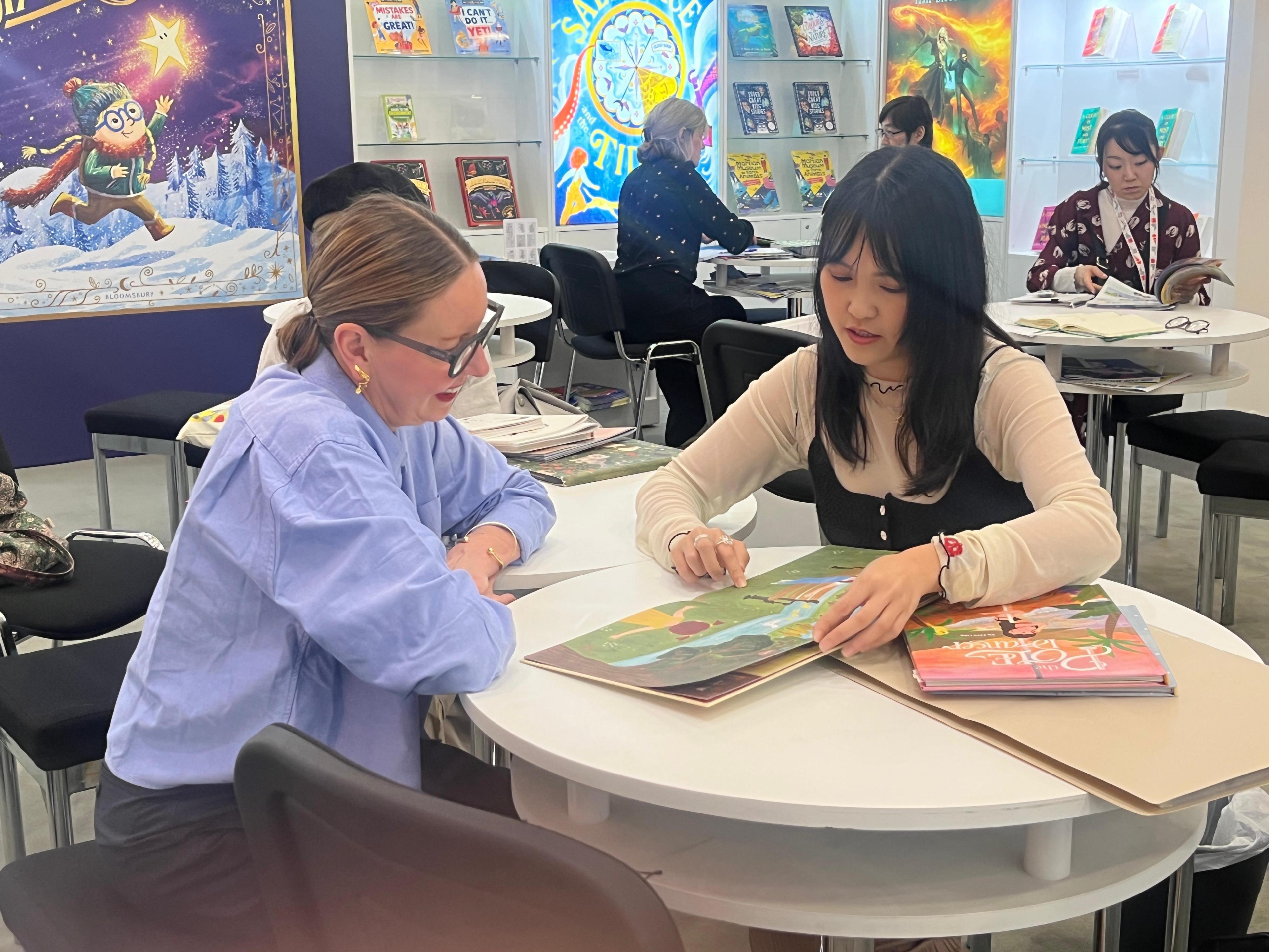 The Cultural and Creative Industries Development Agency (CCIDA) under the Culture, Sports and Tourism Bureau led an industry delegation to participate in the 63rd Bologna Children's Book Fair in Italy, and sponsored the industry's set-up of the Hong Kong Pavilion therein, which showcased more than 1 000 pieces of publications and printed works from over 60 Hong Kong publishers and printers from April 13 to 16 (Bologna time). CCIDA also sponsored emerging picture book illustrators and a comic artist to attend the Fair and exhibit their creations there. Photo shows picture book illustrators conducting business meetings with overseas publishers.