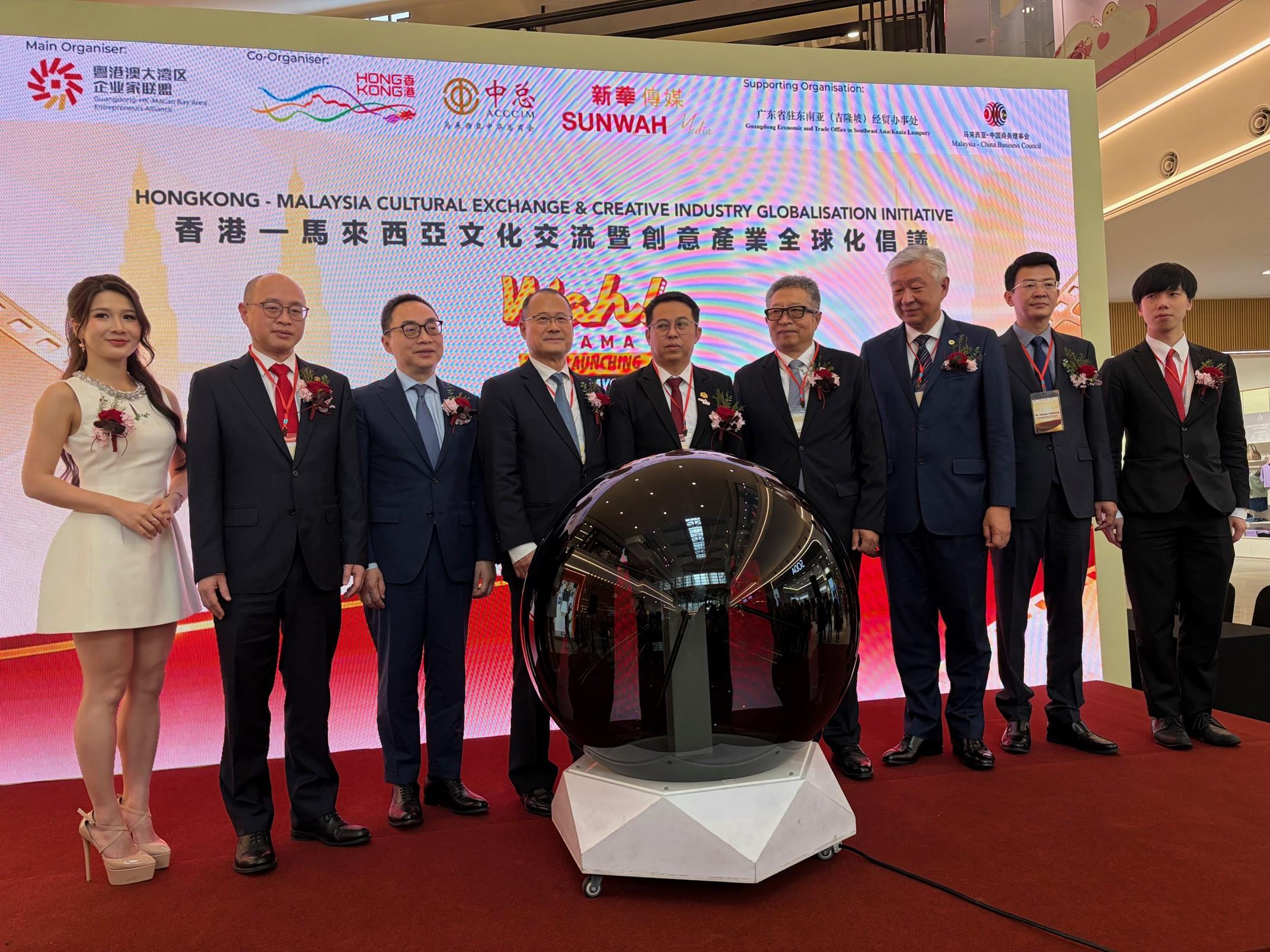 香港駐吉隆坡經濟貿易辦事處（駐吉隆坡經貿辦）與粵港澳大灣區企業家聯盟攜手合作，今日（四月十七日）在馬來西亞吉隆坡舉行「香港&mdash;馬來西亞文化交流與創意產業全球化倡議」 正式啓動儀式。圖示駐吉隆坡經貿辦處長馮浩然（左三）、馬來西亞旅遊局副局長李泰康（中）、中華人民共和國駐馬來西亞大使館經濟商務處公參孫淑強（右四）、全國政協常委、粵港澳大灣區企業家聯盟主席及新華集團主席蔡冠深博士（左四）、馬來西亞中華總商會副總會長拿督賴君傑（左二），以及一眾嘉賓在啓動儀式合照。
