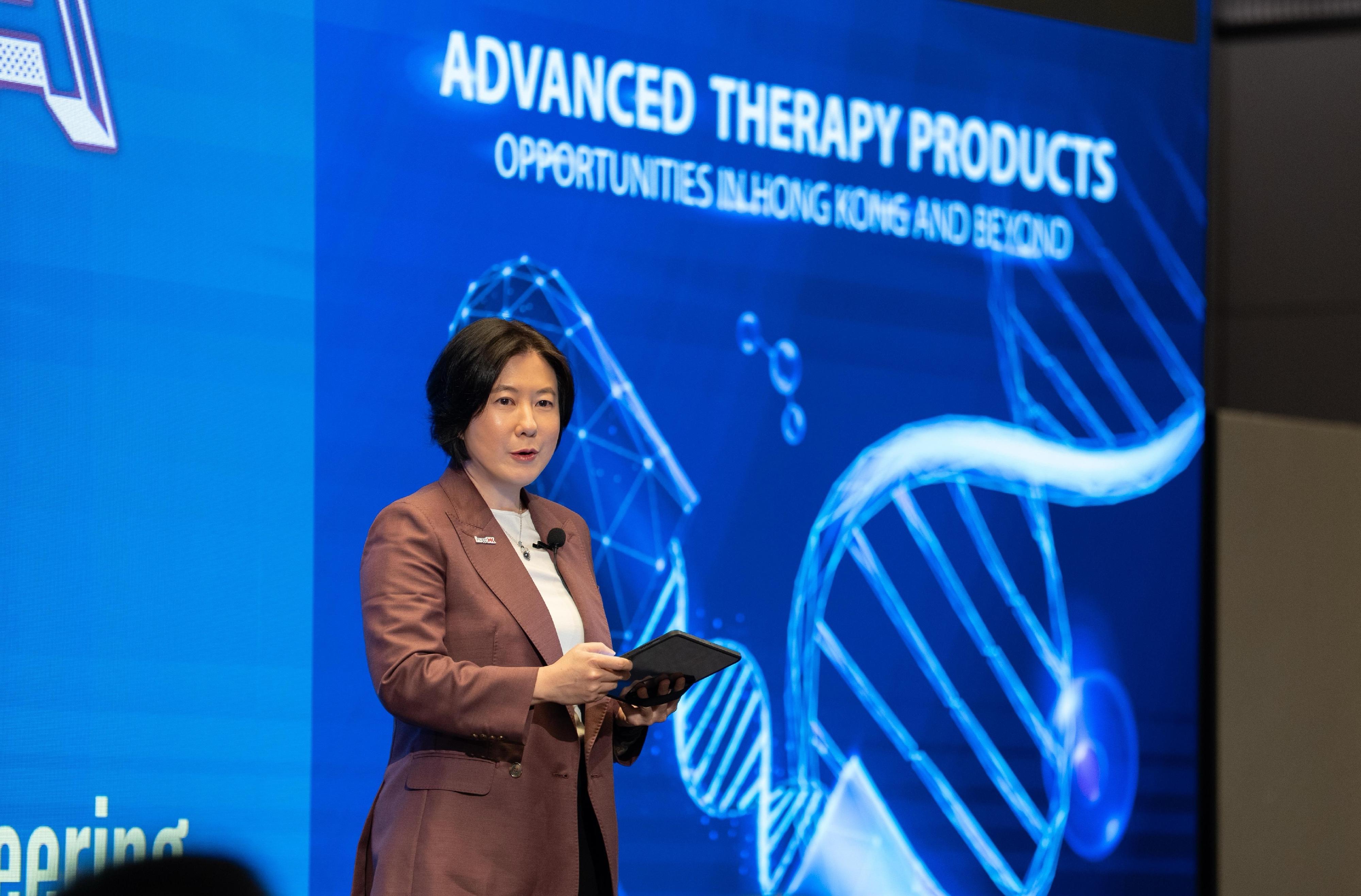 Invest Hong Kong (InvestHK) today (April 17) hosted the "Advanced Therapy Products Opportunities in Hong Kong and Beyond" forum, gathering over 170 leading scientists, industry leaders, and regulatory authorities from around the world. Photo shows the Director-General of Investment Promotion of InvestHK, Ms Alpha Lau, delivering the welcome remarks at the forum.