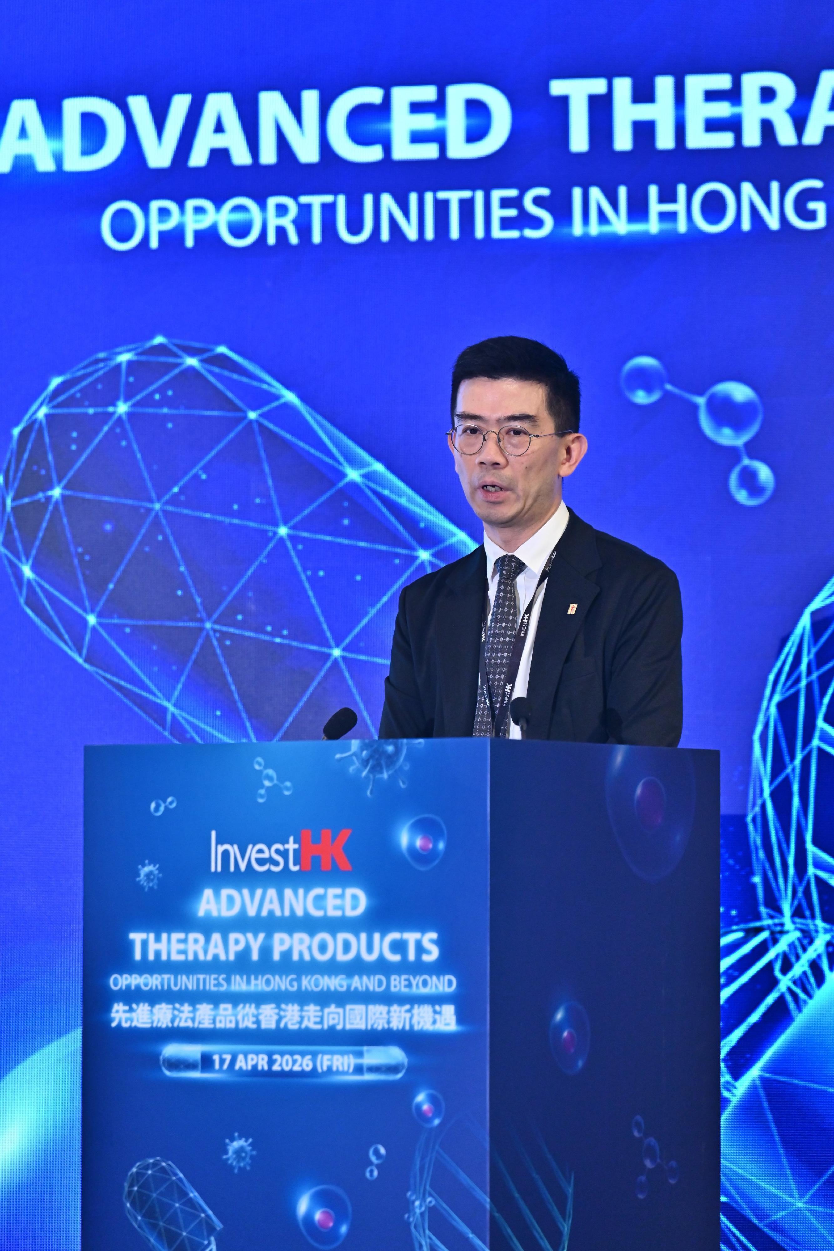 Invest Hong Kong today (April 17) hosted the "Advanced Therapy Products Opportunities in Hong Kong and Beyond" forum, gathering over 170 leading scientists, industry leaders, and regulatory authorities from around the world. Photo shows the Assistant Director of Health (Preparatory Office for Centre for Medical Products Regulation), Mr Lot Chan, delivering the keynote speech at the forum.