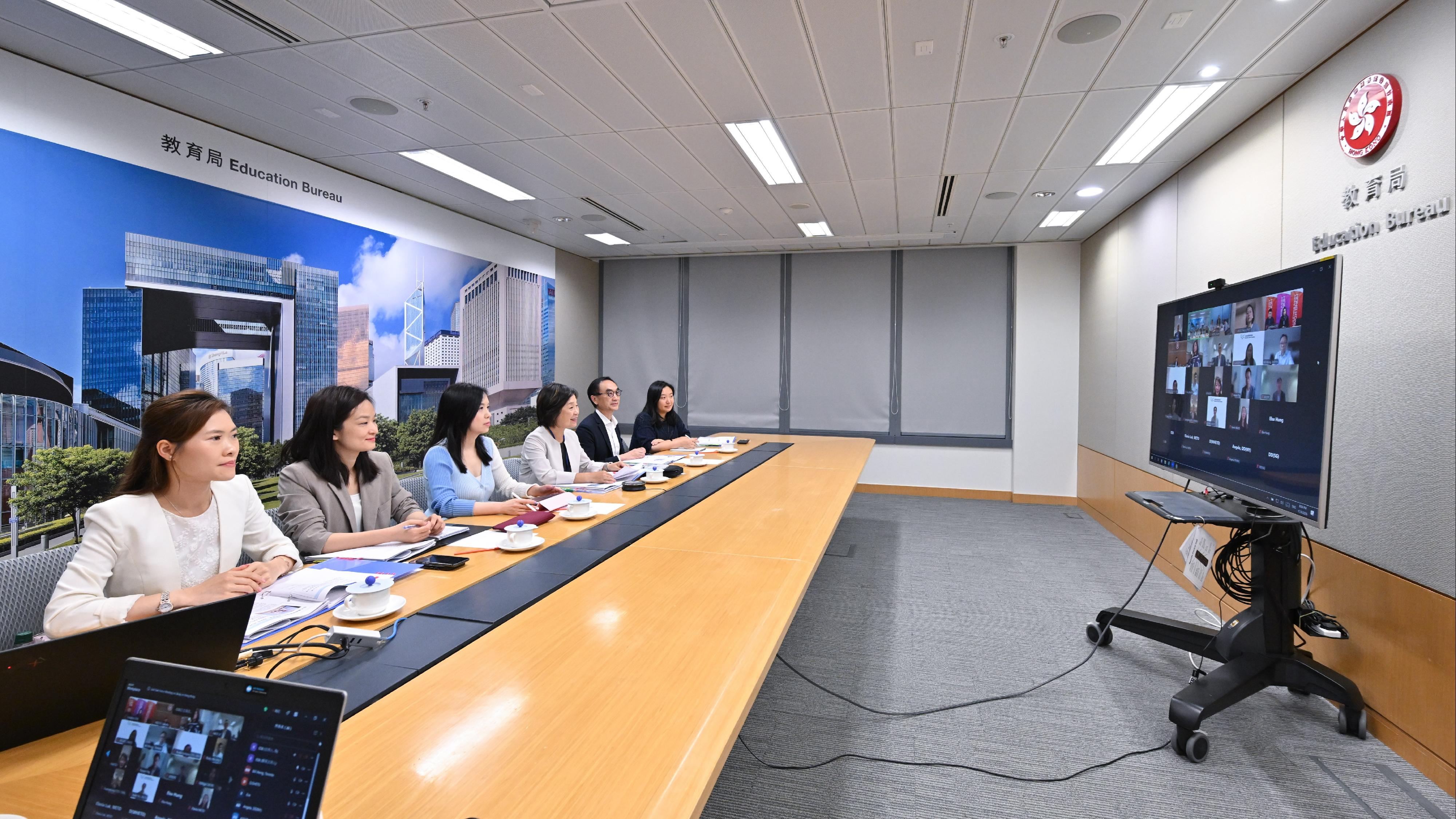 The Secretary for Education, Dr Choi Yuk-lin (third right), today (April 17) chaired the second meeting of the Task Force on Study in Hong Kong to summarise with the Task Force members on the achievements of the Study in Hong Kong Week and discuss the work in promoting internationalisation of basic education.