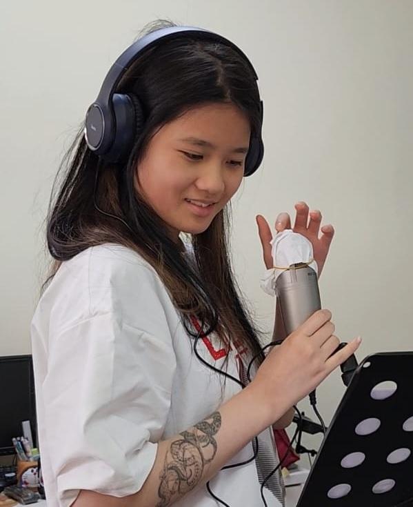 Law Wing-yan, aged 15, is about 1.68 metres tall and of thin build. She has a round face with yellow complexion, long blonde hair and a tattoo on her right forearm. She was last seen wearing a khaki jacket, black pants and pink slippers.