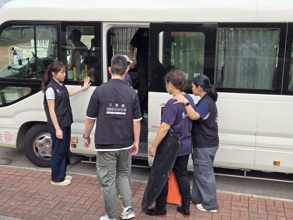 The Immigration Department mounted a series of territory-wide anti-illegal worker operations from April 10 to yesterday (April 16). Photo shows suspected illegal workers arrested during an operation.