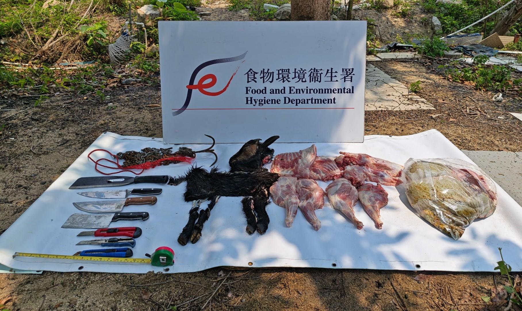 食物環境衞生署（食環署）昨日（四月十六日）在元朗區錦田搗破一個非法屠宰場。圖示食環署人員在行動中檢獲的部分羊肉及屠宰工具。