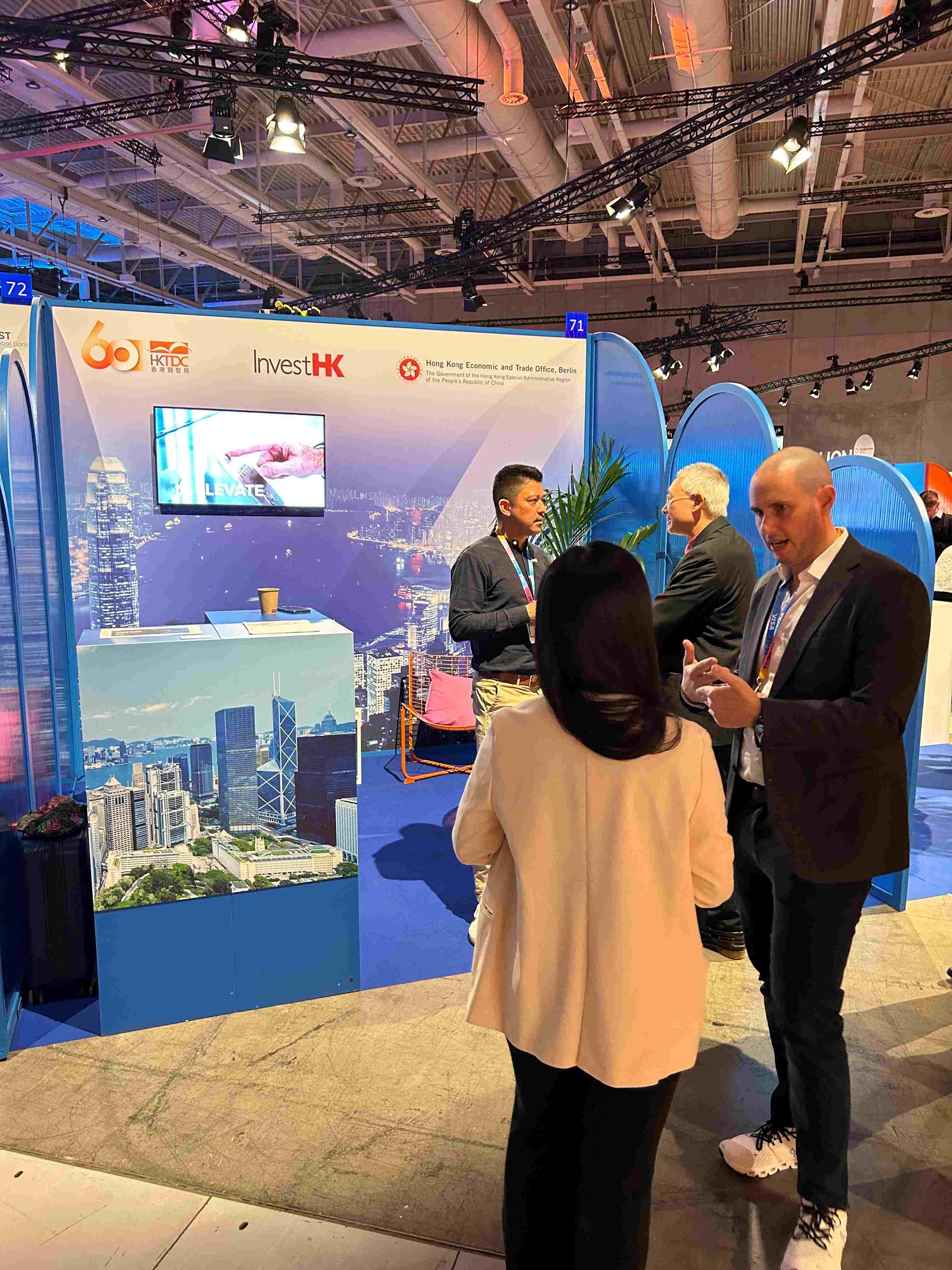 The Hong Kong Economic and Trade Office, Berlin, Invest Hong Kong (InvestHK) and the Hong Kong Trade Development Council (HKTDC) promoted Hong Kong's vibrant fintech developments at the FIBE Festival in Berlin, Germany, on April 15 and 16 (Berlin time). Photo shows InvestHK and the HKTDC promoting Hong Kong as an ideal gateway for European fintech businesses to expand to Asia and market their businesses.