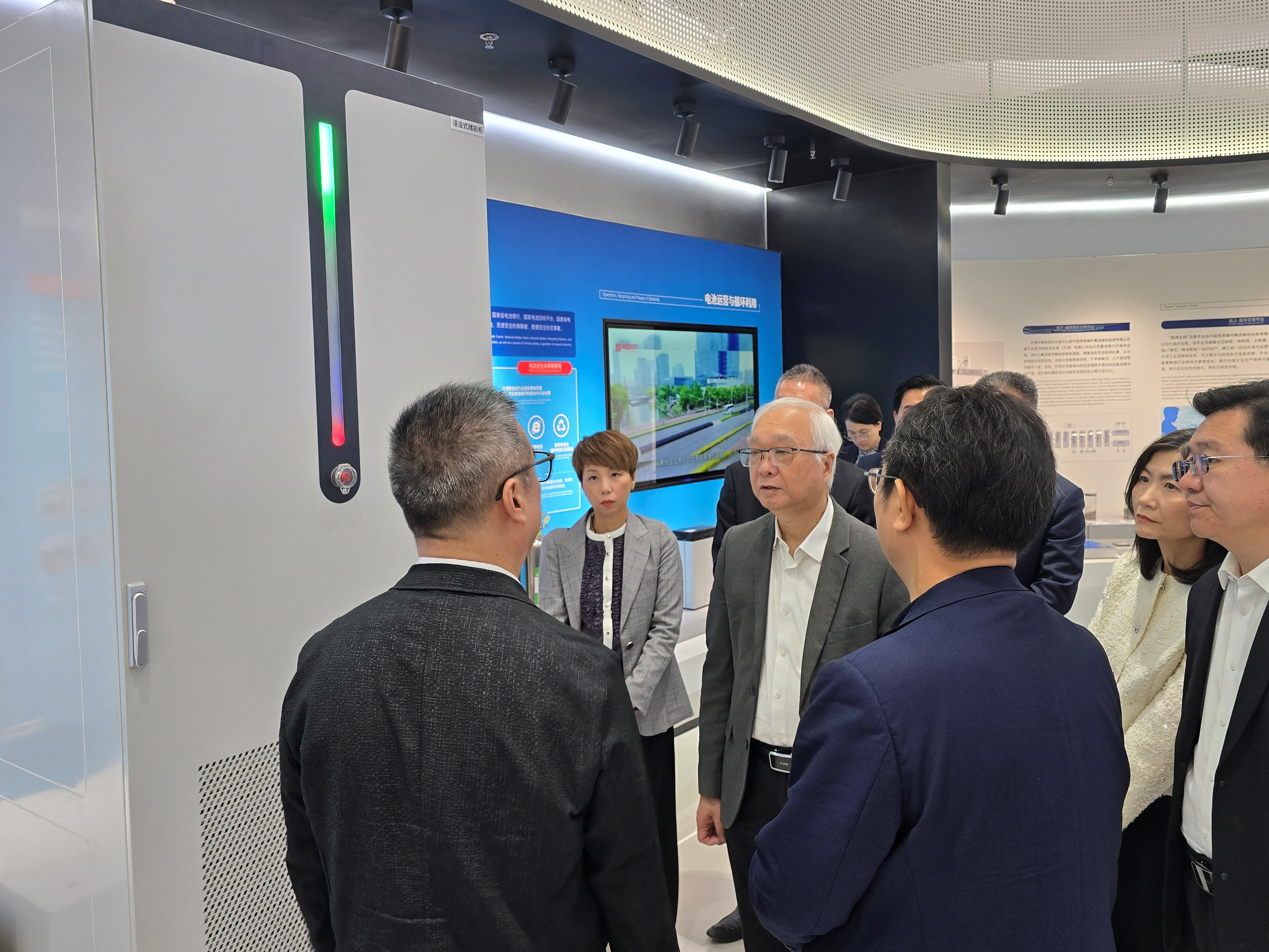 環境及生態局局長謝展寰今日（四月十七日）在天津進行考察。圖示謝展寰（左二）考察中國資源循環集團的天津港保稅區綠色低碳循環經濟示範基地，參觀資源展廳展示的儲能設施。