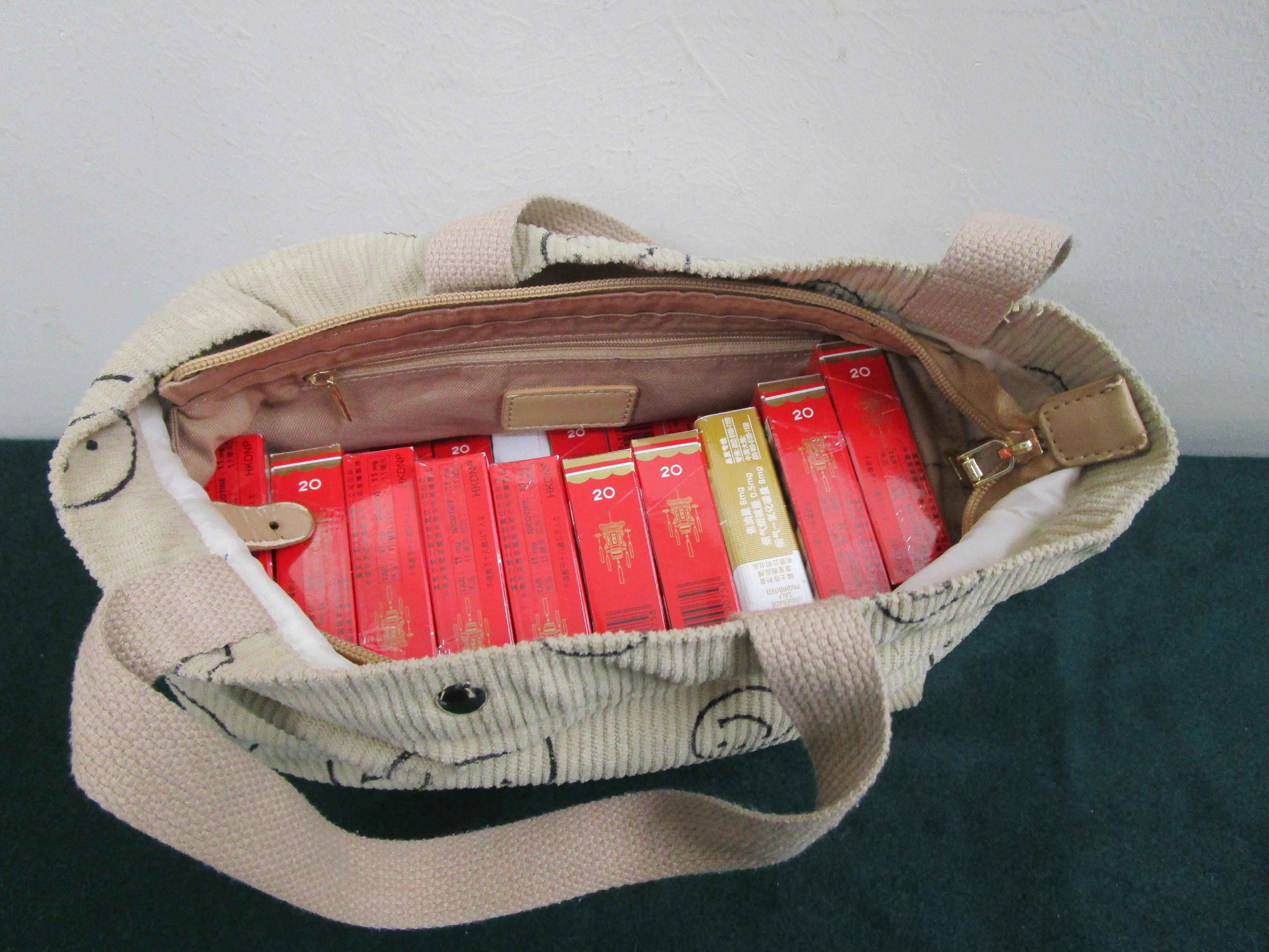 一名入境旅客因進口未完稅香煙和未有向海關人員作出申報，違反《應課稅品條例》（《條例》），今日（四月十七日）在粉嶺裁判法院被判處監禁四個星期及罰款一千元。圖示檢獲的未完稅香煙。