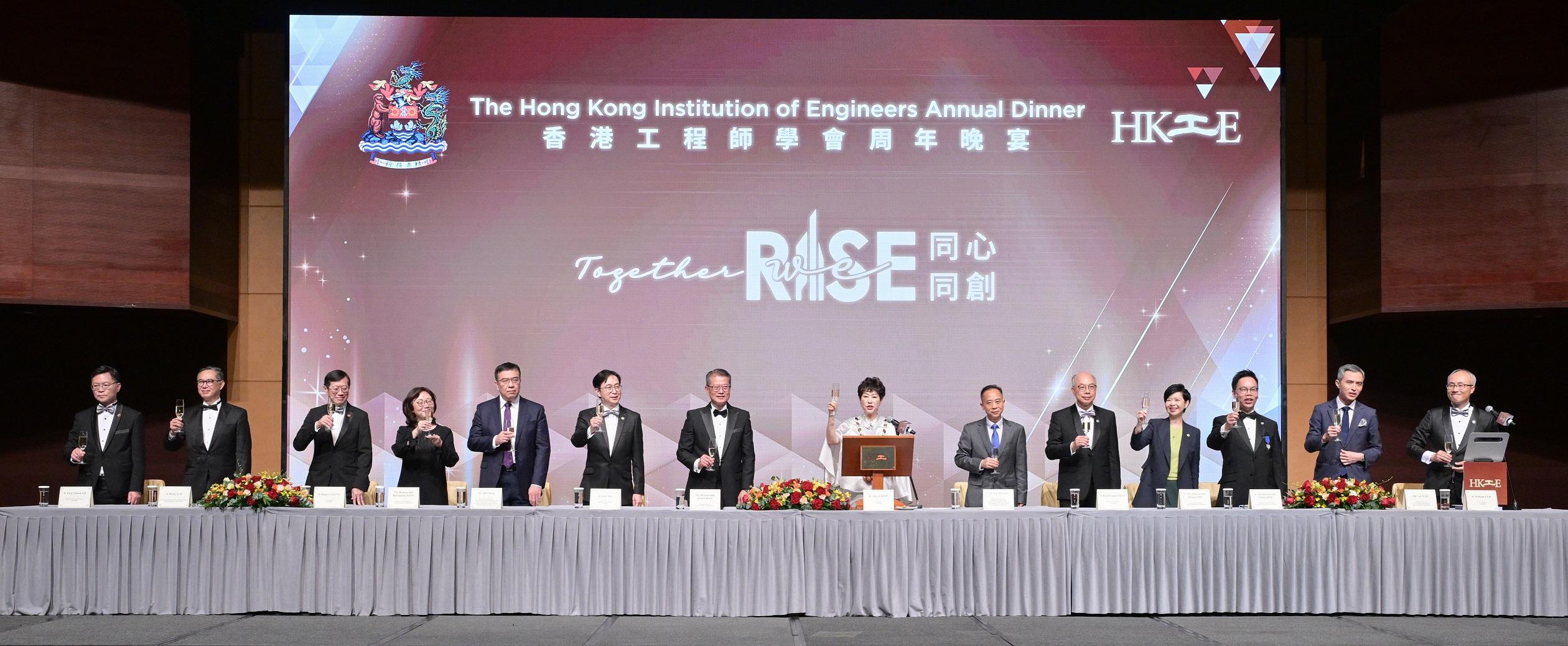 The Financial Secretary, Mr Paul Chan, attended the Hong Kong Institution of Engineers Annual Dinner today (April 17). Photo shows Mr Chan (seventh left); the President of the Hong Kong Institution of Engineers (HKIE), Ms Alice Chow (seventh right); the Immediate Past President of the HKIE, Mr Eric Ma (sixth left); the Deputy Director-General of the Department of Educational, Scientific and Technological Affairs of the Liaison Office of the Central People's Government in the Hong Kong Special Administrative Region, Mr Ye Shuiqiu (sixth right), the Secretary for Development, Ms Bernadette Linn (fourth left), the Secretary for Housing, Ms Winnie Ho (fourth right), and other guests giving a toast at the dinner.
