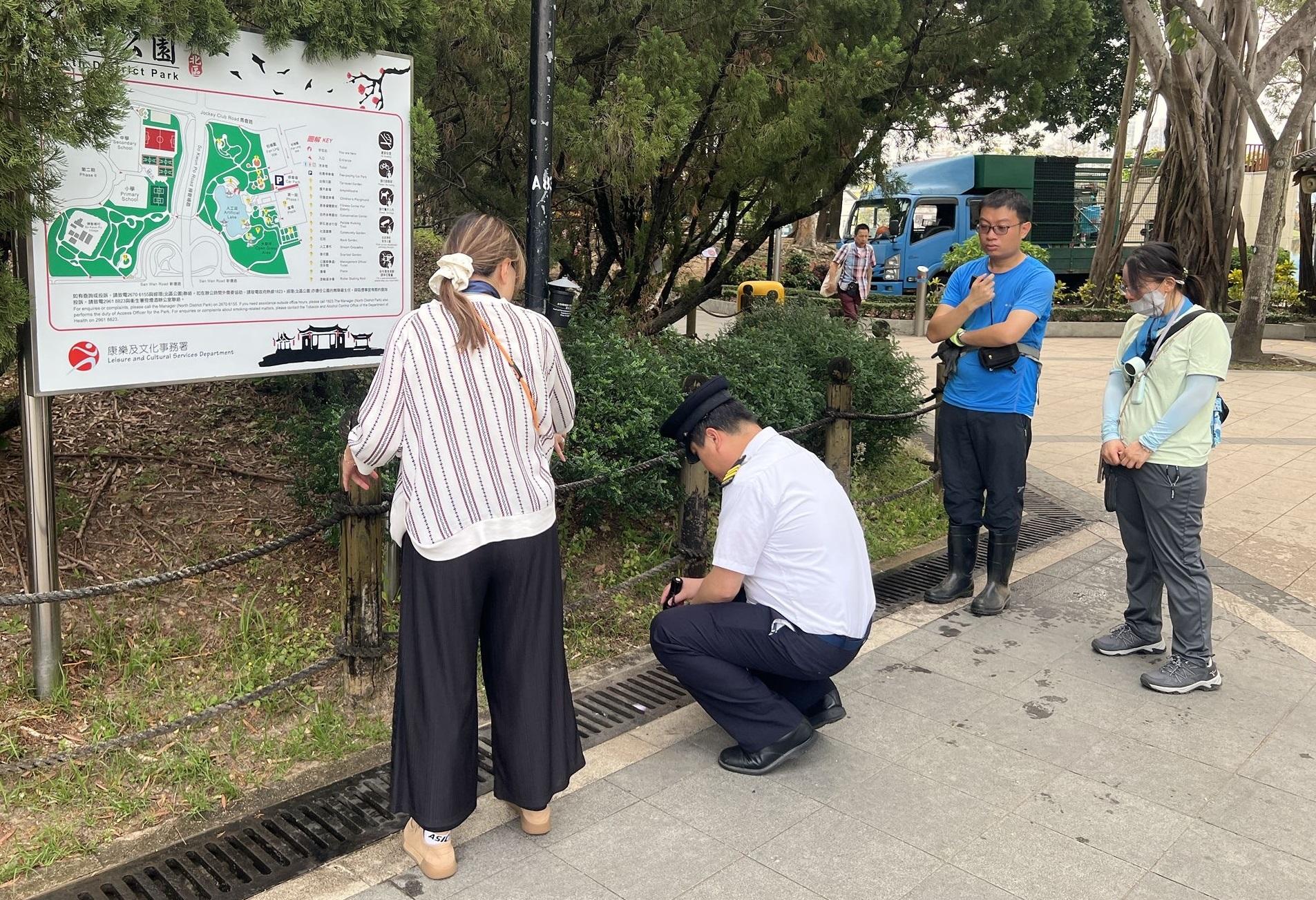 The Food and Environmental Hygiene Department (FEHD) today (April 17) released the second batch of gravidtrap indexes and density indexes for Aedes albopictus in April, covering eight survey areas. Photo shows an FEHD staff member inspecting a park in Sheung Shui, North District, and providing the venue management with advice on mosquito prevention.
