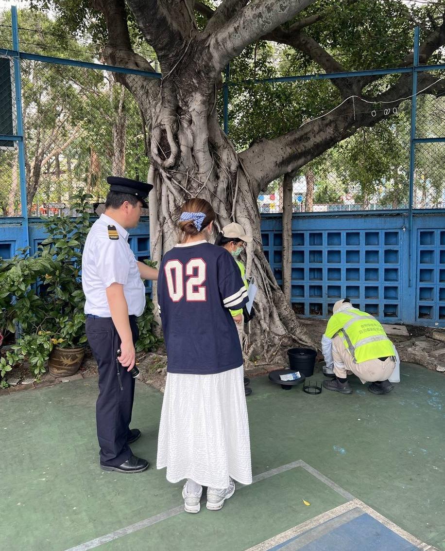 The Food and Environmental Hygiene Department (FEHD) today (April 17) released the second batch of the gravidtrap indexes and density indexes for Aedes albopictus in April, covering eight survey areas. Photo shows FEHD staff members installing a new mosquito trapping device at a school in Sheung Shui, North District, and providing the school representative with relevant technical support and advice on mosquito prevention and control.
