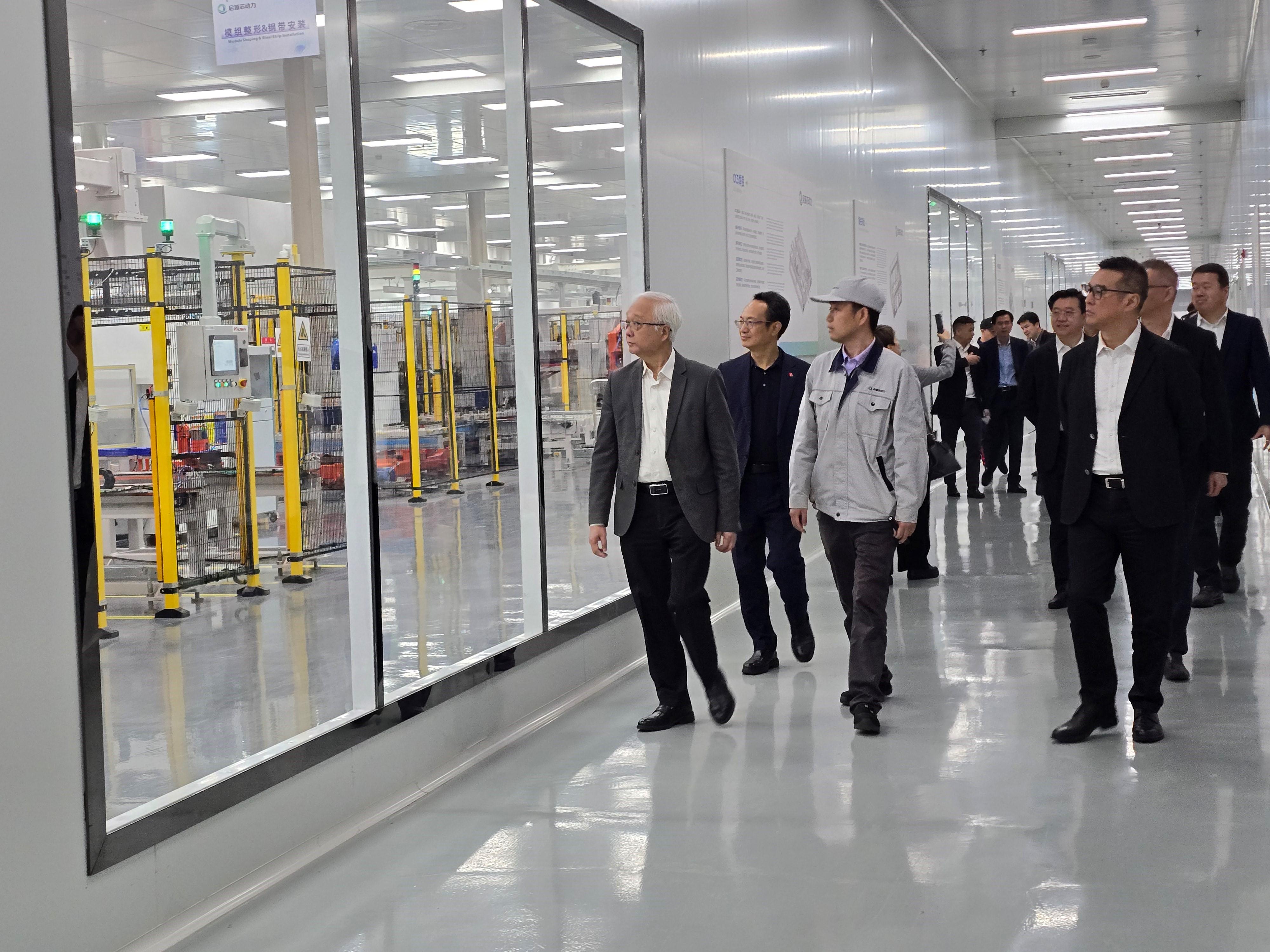 The Secretary for Environment and Ecology, Mr Tse Chin-wan, conducted a duty visit in Tianjin today (April 17). Photo shows Mr Tse (first left) visiting the green low-carbon circular economy demonstration base under the China Resources Recycling Group at the Tianjin Port Free Trade Zone and the production line of the Qiyuan Core Power at the base.