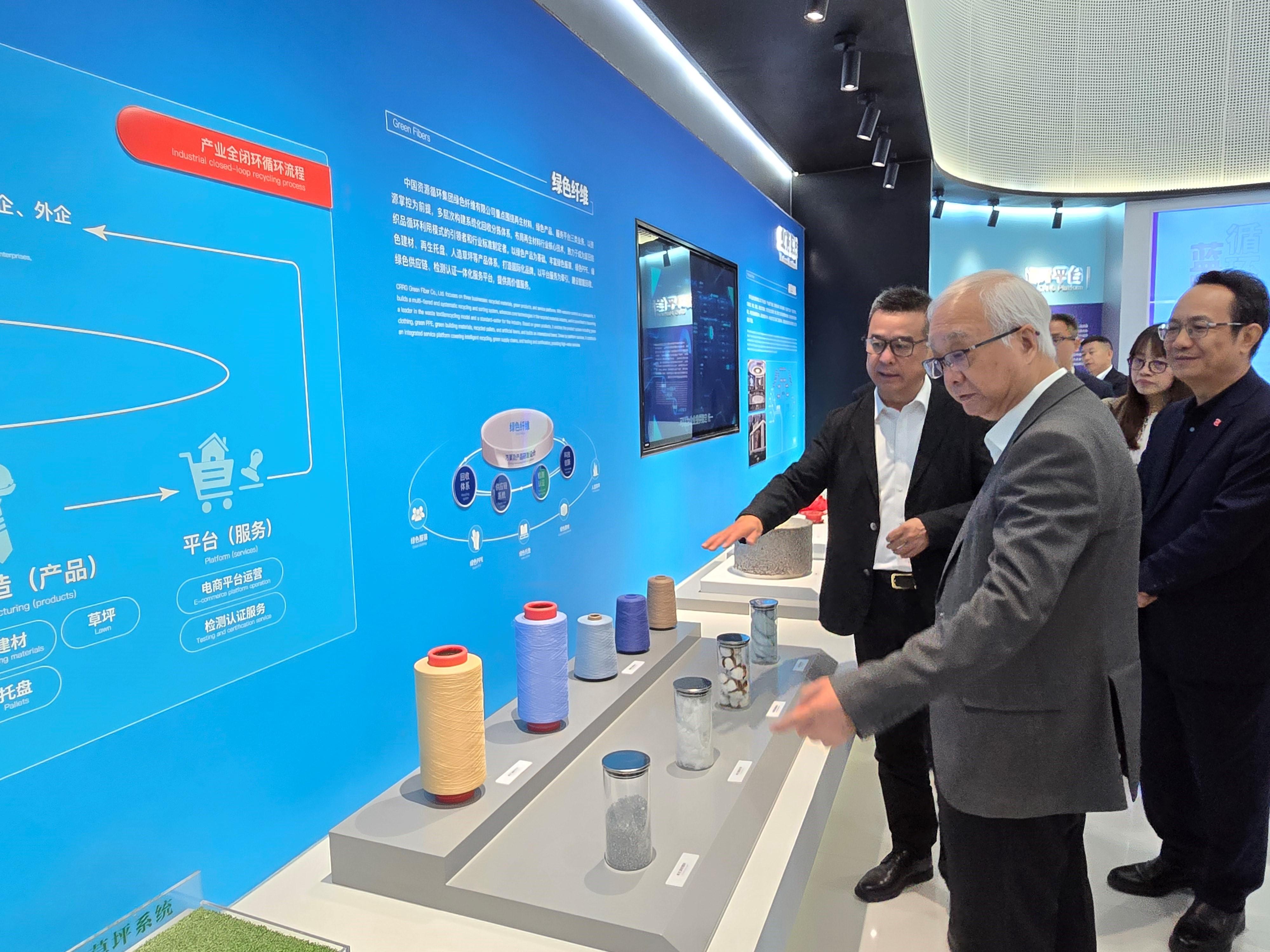 The Secretary for Environment and Ecology, Mr Tse Chin-wan, conducted a duty visit in Tianjin today (April 17). Photo shows Mr Tse (second left) being briefed by a representative of the green low-carbon circular economy demonstration base under the China Resources Recycling Group at the Tianjin Port Free Trade Zone on the latest developments in resources recycling at the base.