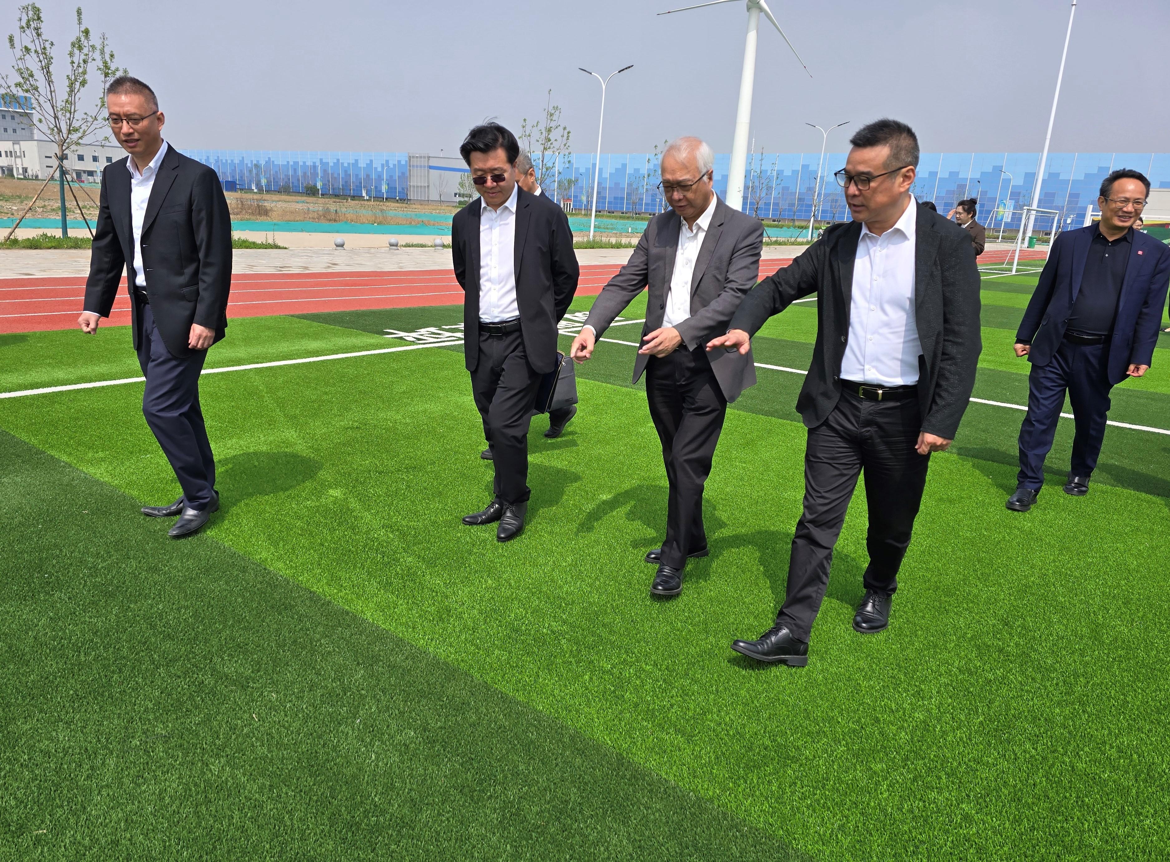 The Secretary for Environment and Ecology, Mr Tse Chin-wan, conducted a duty visit in Tianjin today (April 17). Photo shows Mr Tse (centre) visiting the green low-carbon circular economy demonstration base under the China Resources Recycling Group at the Tianjin Port Free Trade Zone, featuring a green fiber football pitch at the base, which was constructed using recyclable infill-free materials.