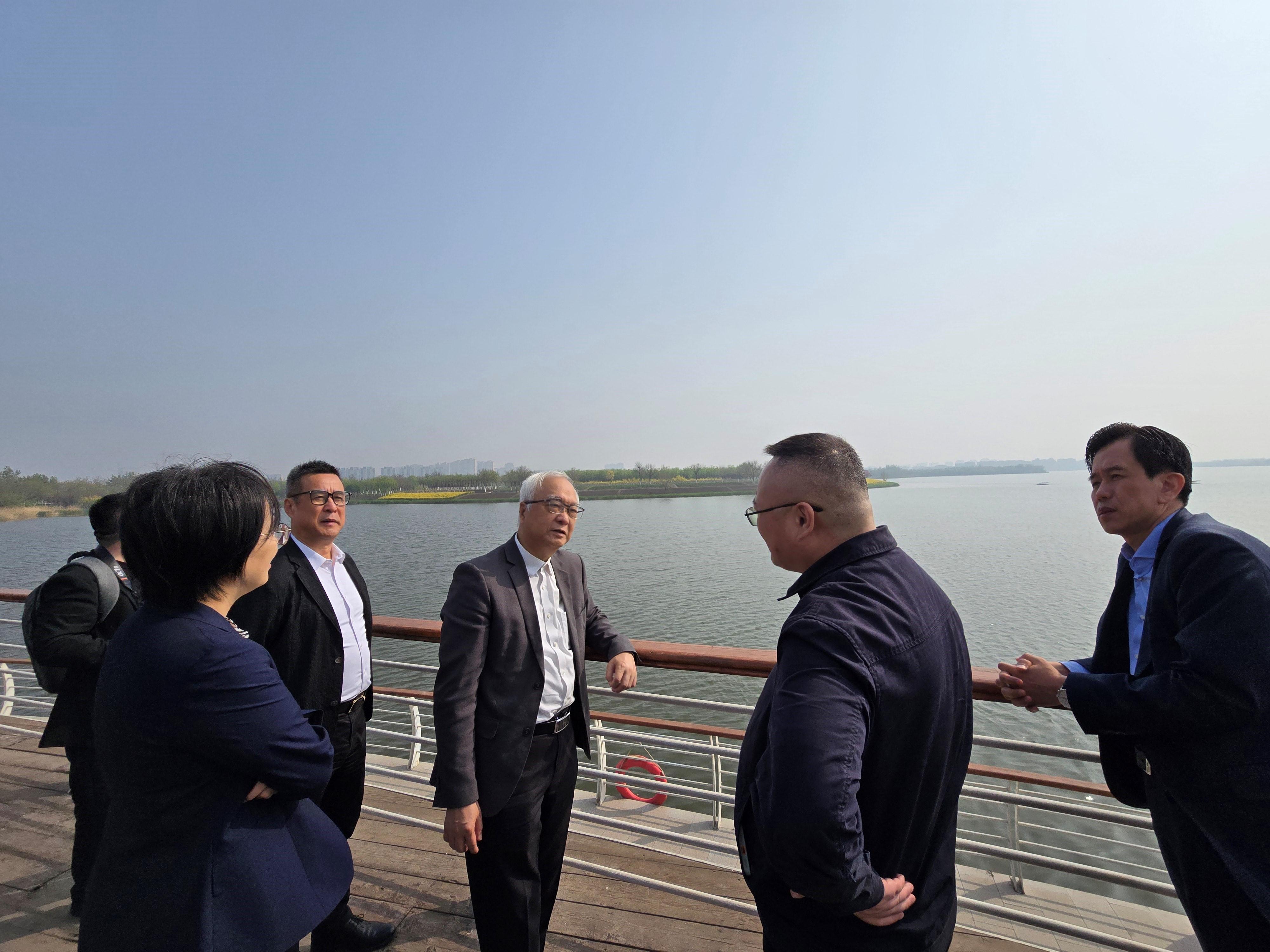 The Secretary for Environment and Ecology, Mr Tse Chin-wan, conducted a duty visit in Tianjin today (April 17). Photo shows Mr Tse (centre) visiting the Jinghu sewage reservoir at the China-Singapore Tianjin Eco-City to learn about the achievements in sewage treatment.