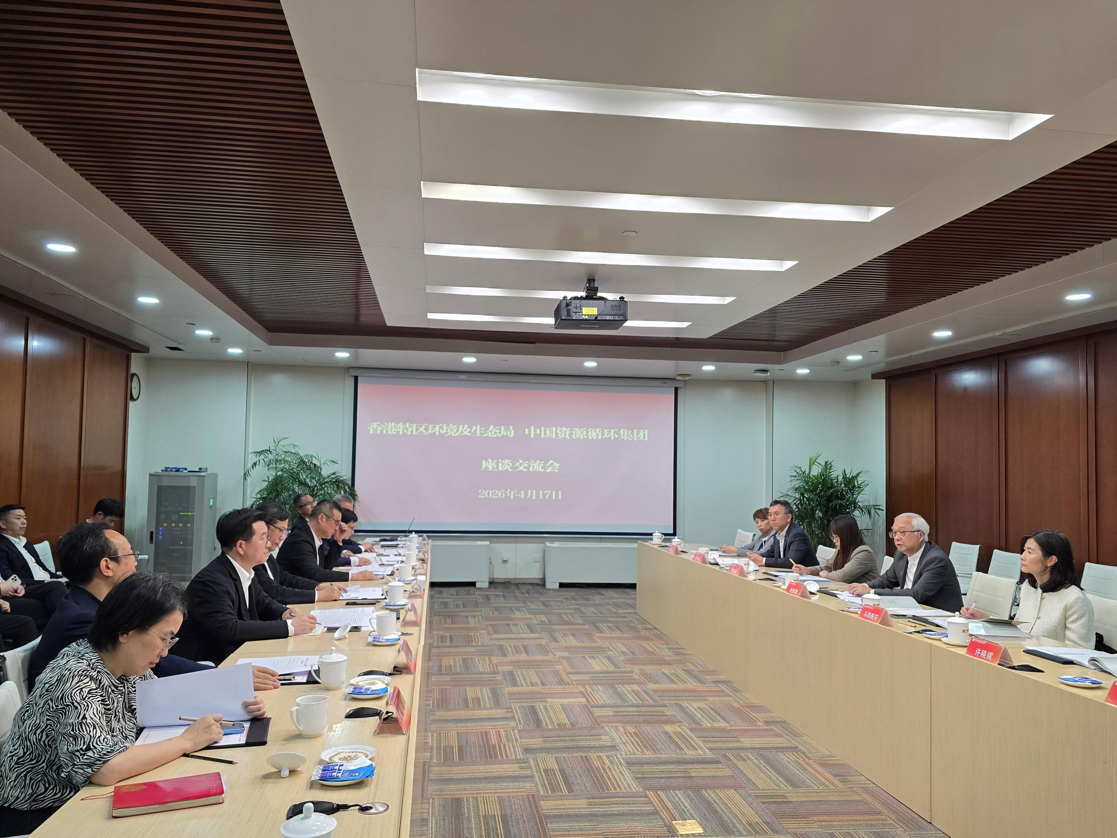 The Secretary for Environment and Ecology, Mr Tse Chin-wan, conducted a duty visit in Tianjin today (April 17). Photo shows Mr Tse (second right) meeting with the leaders of the China Resources Recycling Group to discuss the promotion of development of the circular economy.
