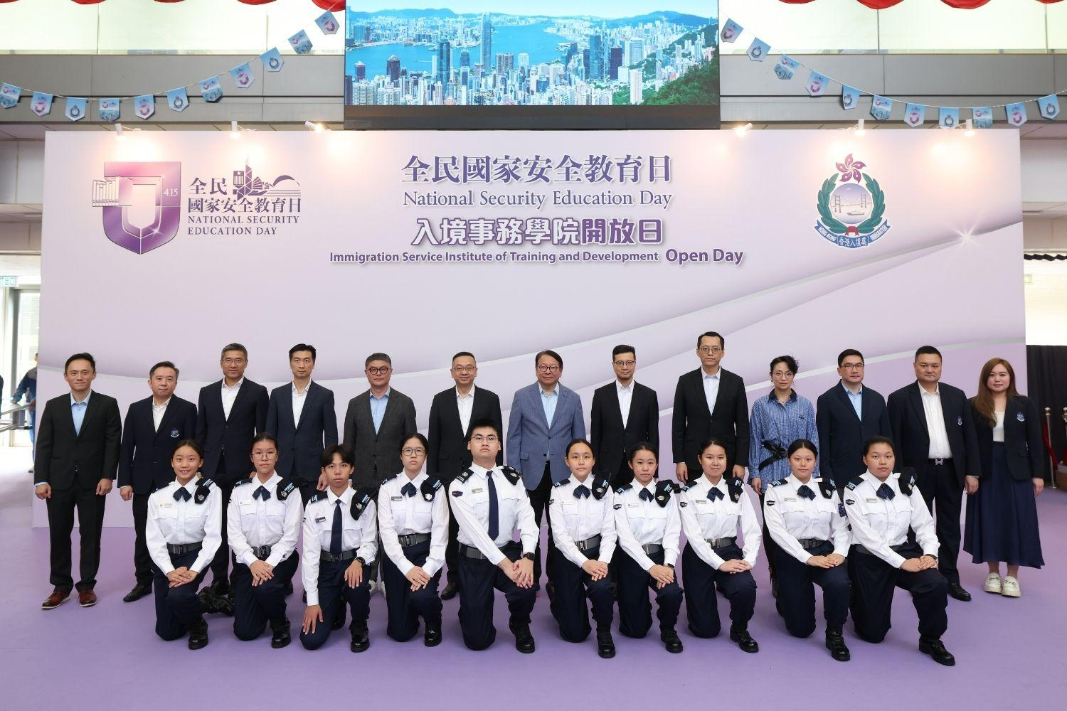 To support the National Security Education Day, the Immigration Service Institute of Training and Development held an open day today (April 18). Photo shows the Chief Secretary for Administration, Mr Chan Kwok-ki (centre), accompanied by directorate officers of the Immigration Department, taking a group photo with members of the Immigration Department Youth Leaders Corps participating in the event.
