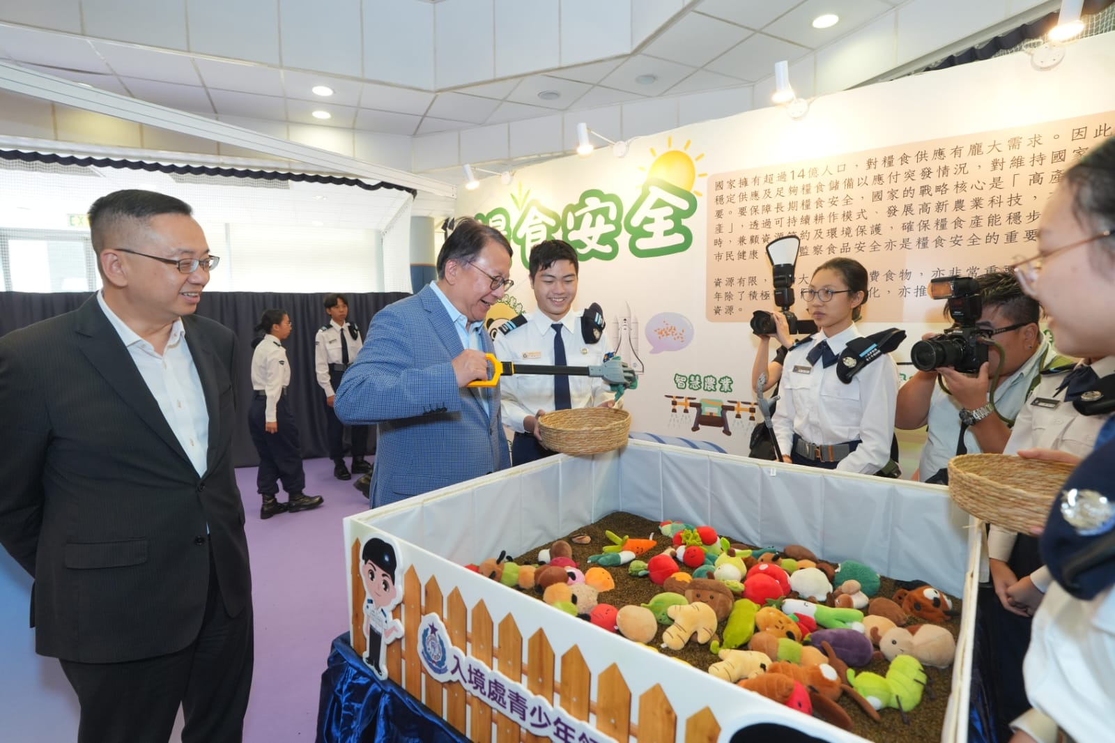 To support the National Security Education Day, the Immigration Service Institute of Training and Development held an open day today (April 18). Photo shows the Chief Secretary for Administration, Mr Chan Kwok-ki, accompanied by the Director of Immigration, Mr Kwok Joon-fung, Benson, visiting an exhibition booth.
