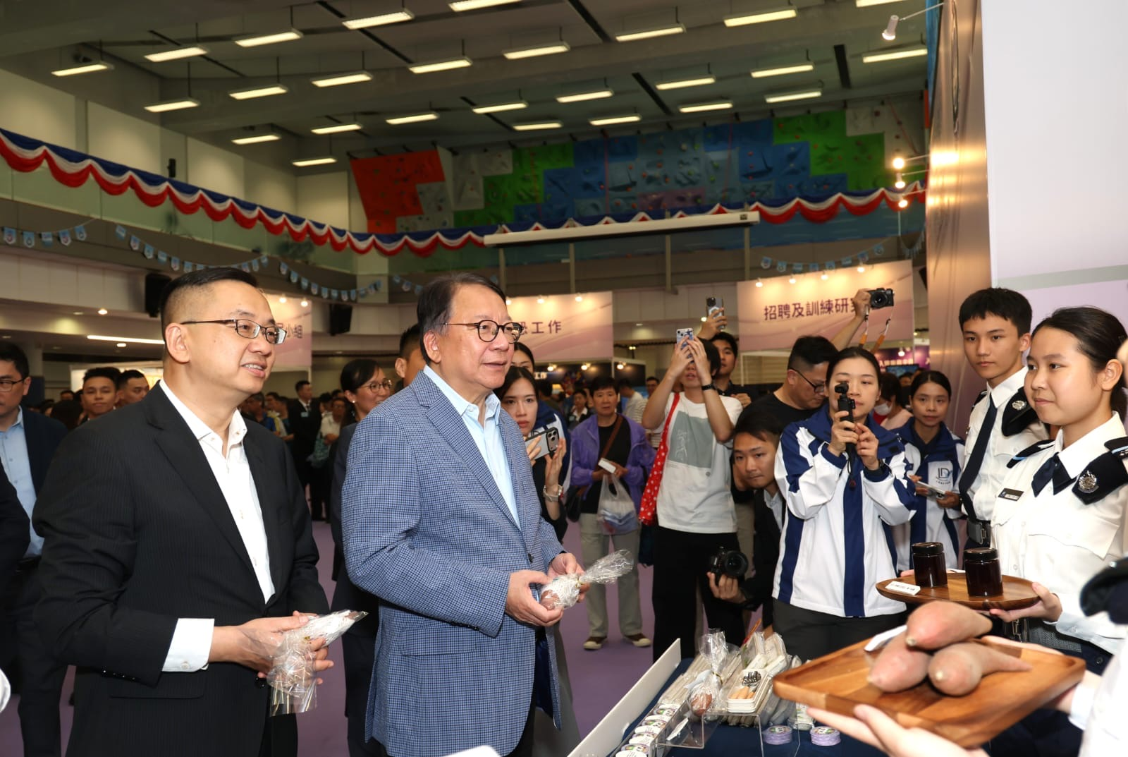To support the National Security Education Day, the Immigration Service Institute of Training and Development held an open day today (April 18). Photo shows the Chief Secretary for Administration, Mr Chan Kwok-ki, accompanied by the Director of Immigration, Mr Kwok Joon-fung, Benson, visiting an exhibition booth and interacting with the public.
