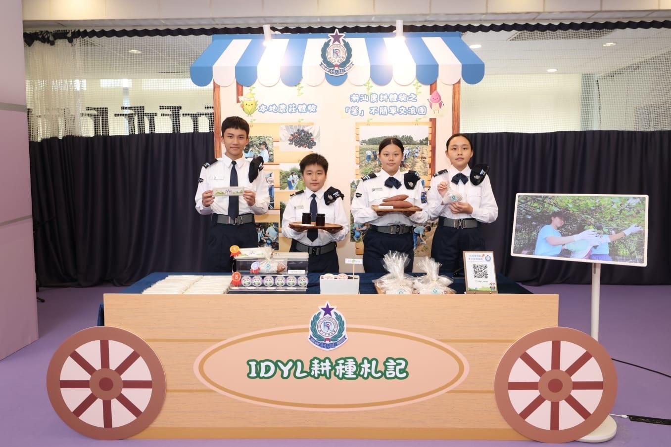 To support the National Security Education Day, the Immigration Service Institute of Training and Development held an open day today (April 18). Photo shows members of the Immigration Department Youth Leaders Corps illustrating to the public the important concept that "food is closely related to the fate of the country and the livelihood of the people" by sharing the crops harvested during their earlier farming experience in a local farm and the Chaoshan region.
