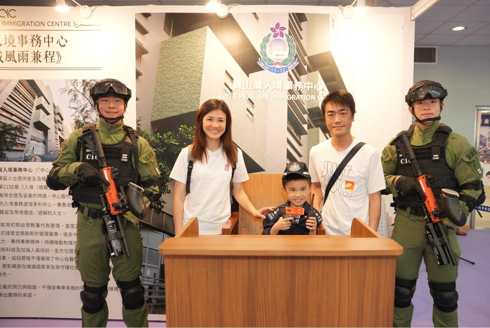 To support the National Security Education Day, the Immigration Service Institute of Training and Development held an open day today (April 18). Photo shows members of the Immigration Service displaying tactical equipment of the Immigration Department to the public.