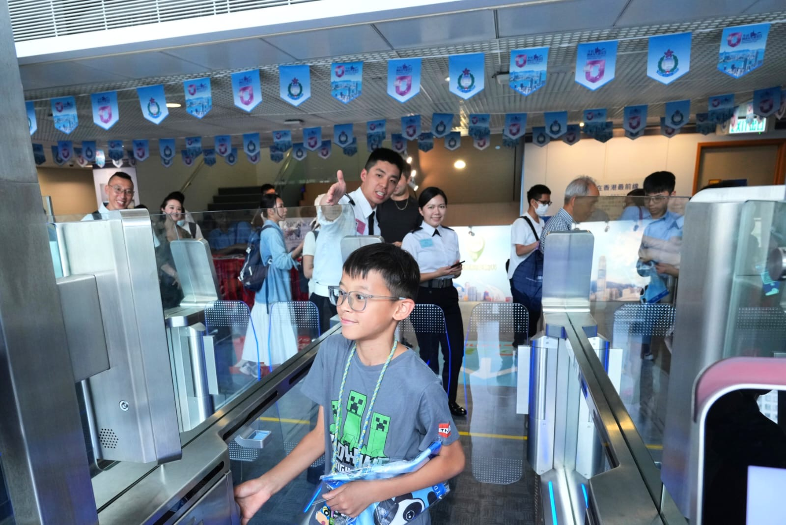 To support the National Security Education Day, the Immigration Service Institute of Training and Development held an open day today (April 18). Photo shows members of the public experiencing the "Contactless e-Channel" service in the mock immigration clearance hall.