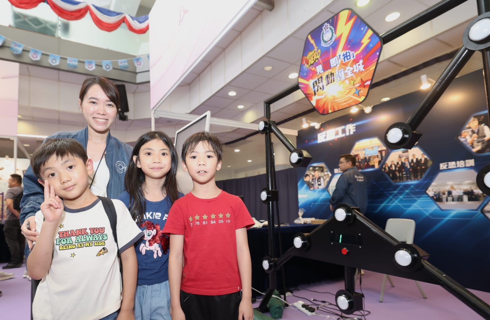 To support the National Security Education Day, the Immigration Service Institute of Training and Development held an open day today (April 18). Photo shows members of the Immigration Service introducing to the public the counter-terrorism and intelligence management work of the Immigration Department.