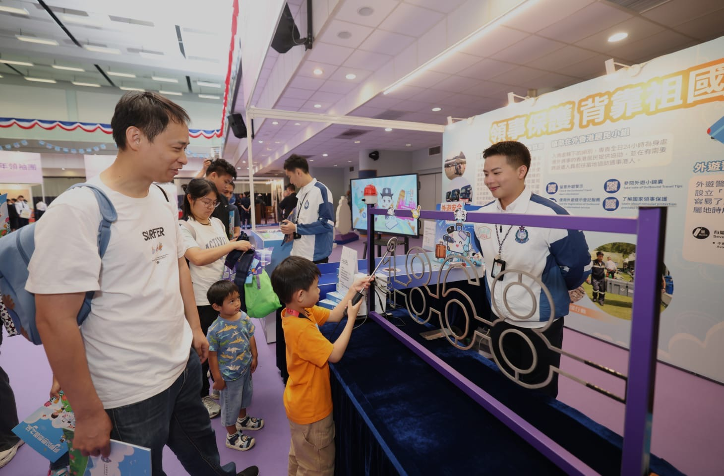 To support the National Security Education Day, the Immigration Service Institute of Training and Development held an open day today (April 18). Photo shows members of the Immigration Service explaining to the public about the work of Assistance to Hong Kong Residents Unit.