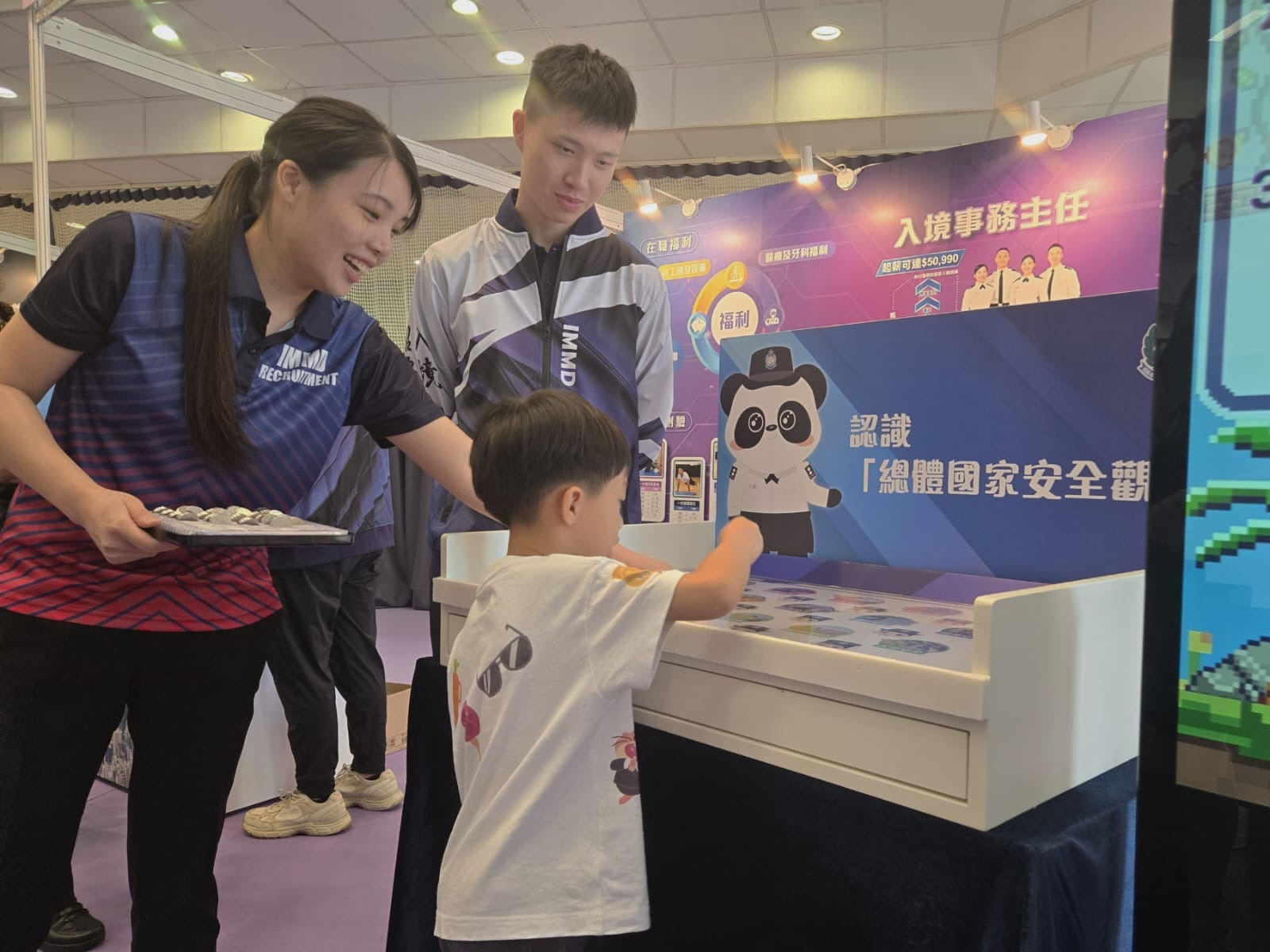 To support the National Security Education Day, the Immigration Service Institute of Training and Development held an open day today (April 18). Photo shows members of the Immigration Service introducing to the public the Immigration Department's recruitment process.