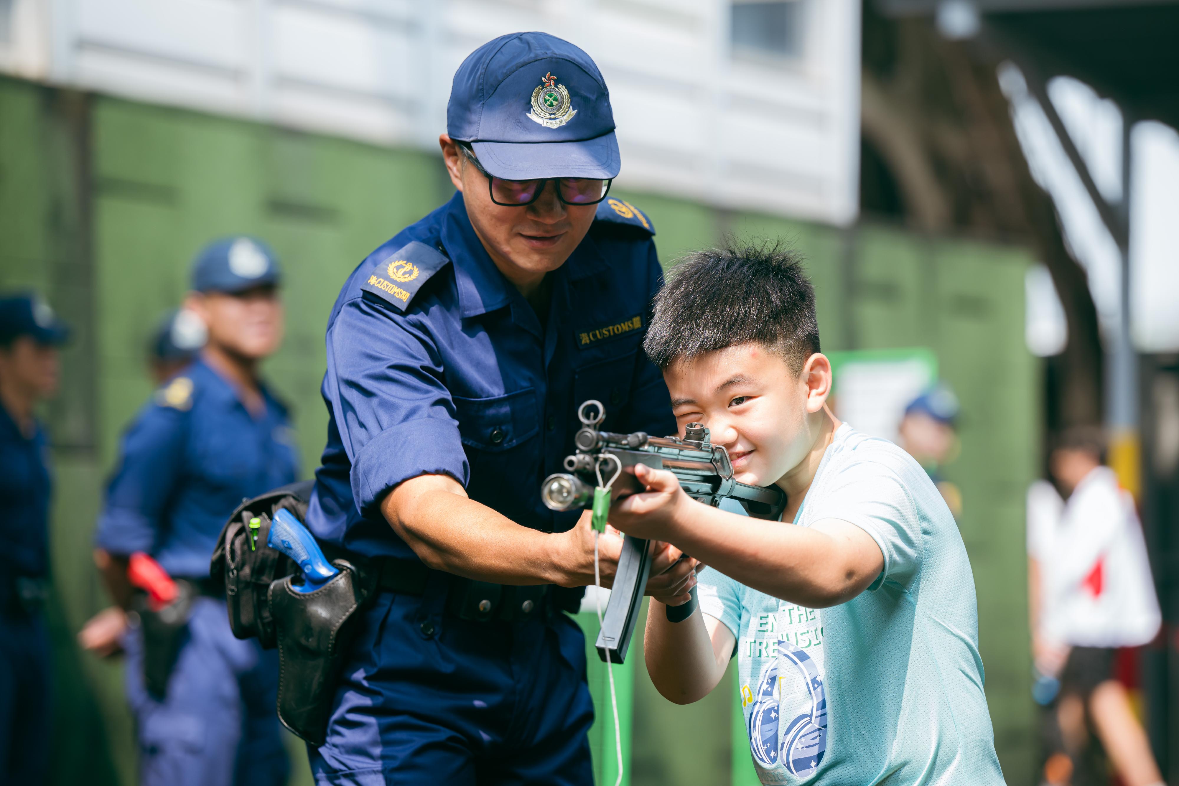 香港海關今日（四月十八日）在香港海關學院舉行開放日。圖示市民參觀室外靶場。