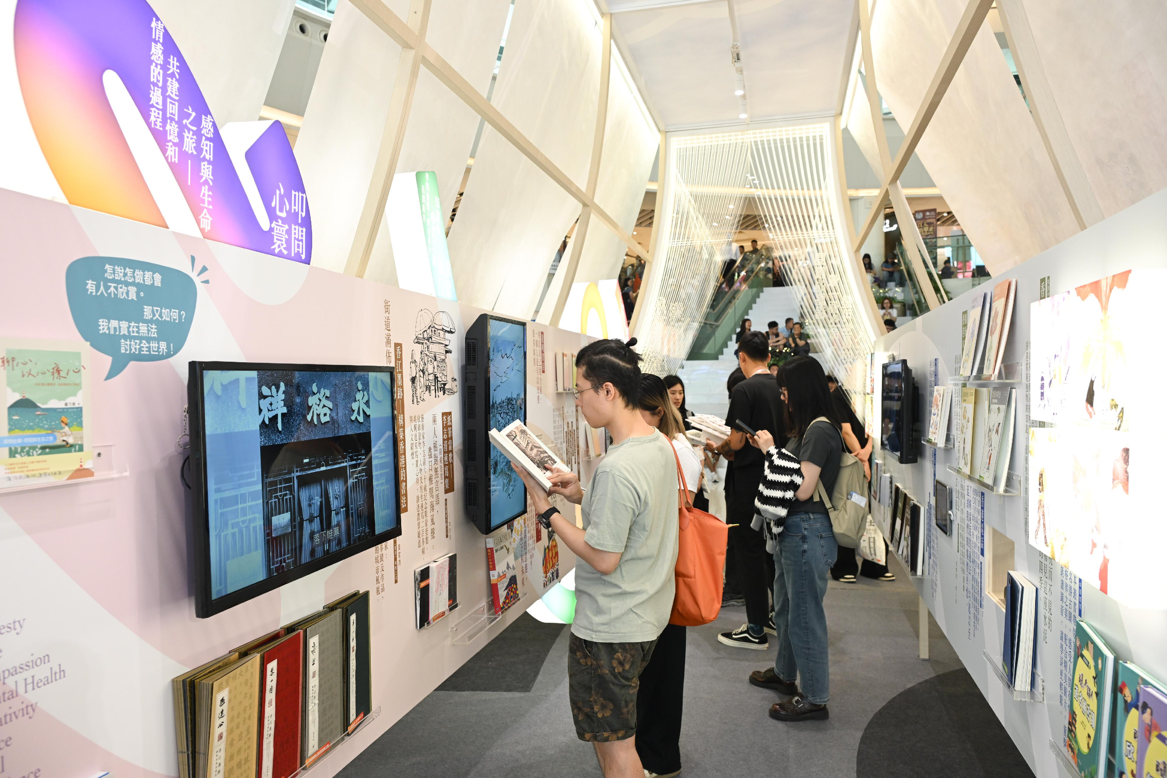 The Hong Kong Public Libraries of the Leisure and Cultural Services Department and the Hong Kong Publishing Federation today (April 18) organised the opening ceremony of Hong Kong Reading Week 2026 and 2026 Hong Kong Reading+ at New Town Plaza in Sha Tin. Photo shows members of the public visiting the exhibition at the 2026 Hong Kong Reading+.