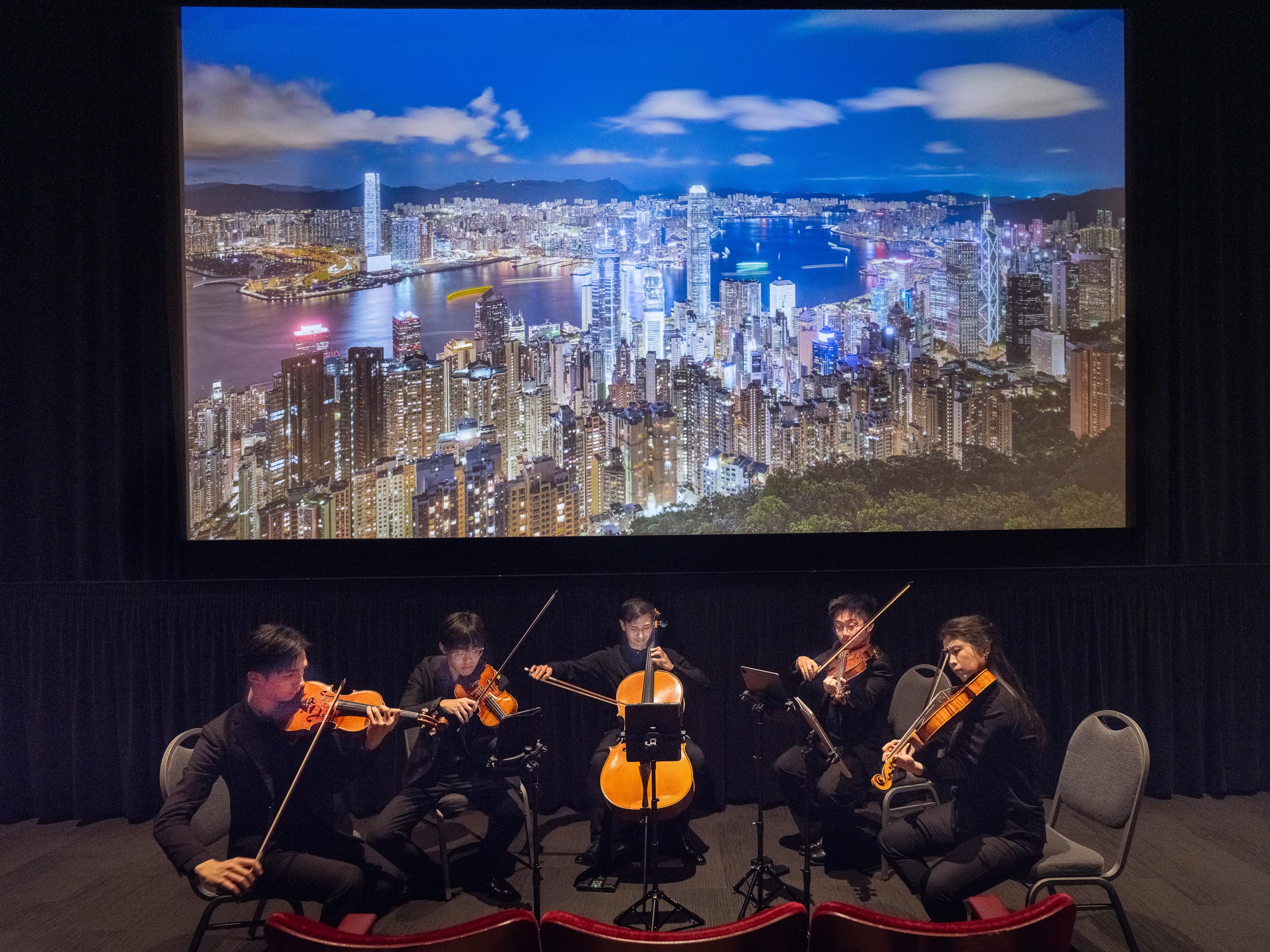 香港駐三藩市經濟貿易辦事處在西雅圖（西雅圖時間三月三十一日）、三藩市（三藩市時間四月二日）及洛杉磯（洛杉磯時間四月六日）舉辦了一系列「香港文化之夜」活動，藉以歡迎香港演藝學院的Nexus室樂團到訪美國。圖示室樂團三月三十一日於西雅圖國際電影節電影中心表演。