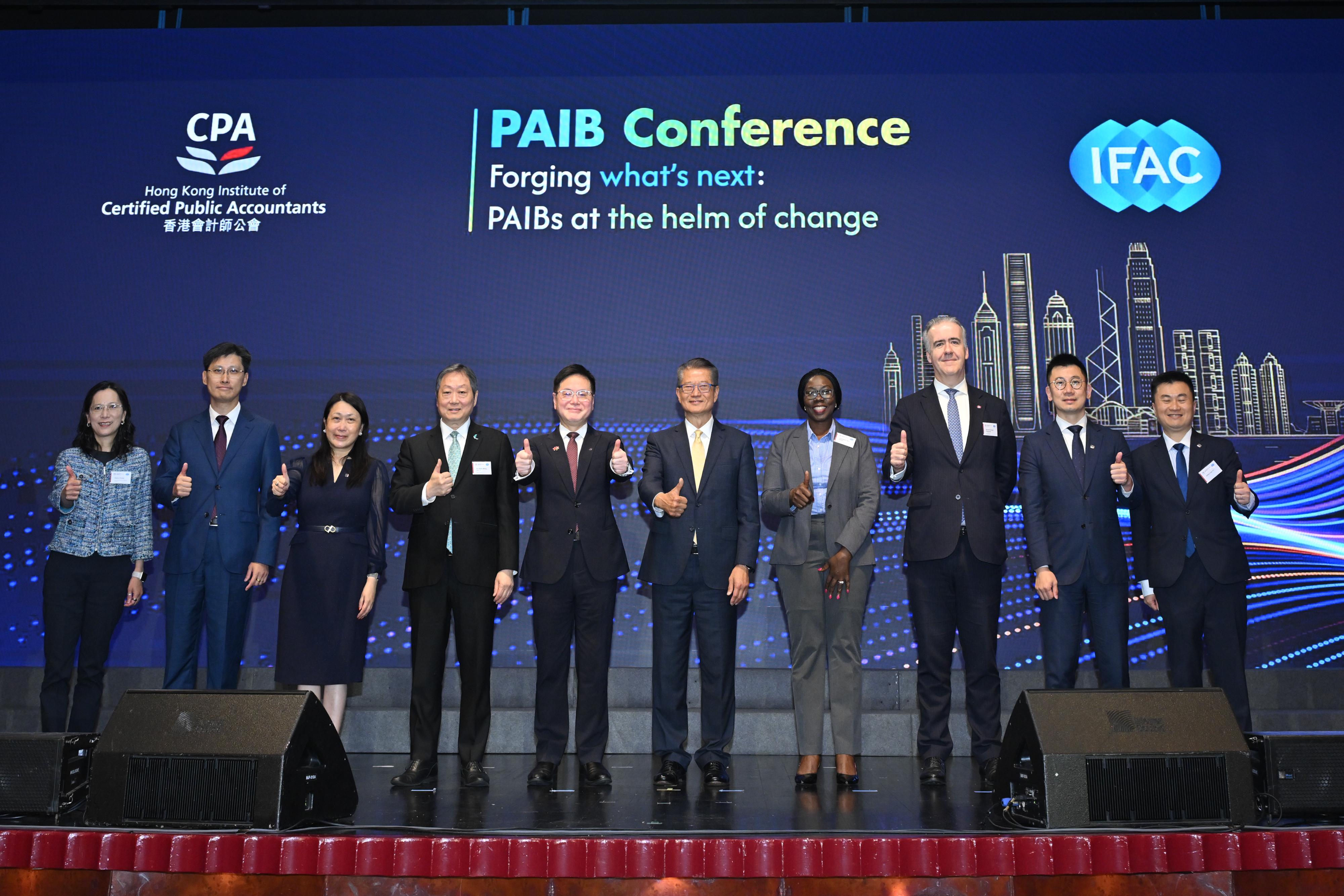 The Financial Secretary, Mr Paul Chan, today (April 18) attended the HKICPA x IFAC PAIB Conference. Photo shows Mr Chan (fifth right) with other guests at the conference.