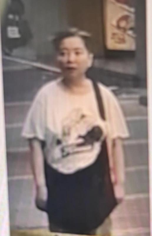 Tse On-ki, aged 50, is about 1.47 metres tall, 73 kilograms in weight and of fat build. She has a long face with yellow complexion and short black hair. She was last seen wearing a white short-sleeved T-shirt, grey trousers, red slippers and carrying a black sling bag.