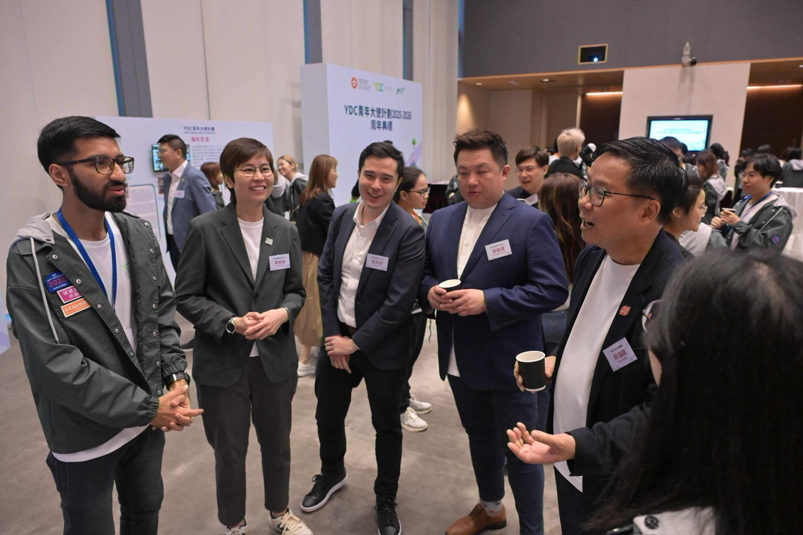 The International Youth Exchange Sharing cum YDC Youth Ambassadors Programme 2025-2026 Annual Ceremony held today (April 18). Photo shows the Commissioner for Youth, Mr Eric Chan (first right), and the Vice-Chairman of the Youth Development Commission, Mr Kenneth Leung (second right), interacting with Youth Ambassadors Cadets.