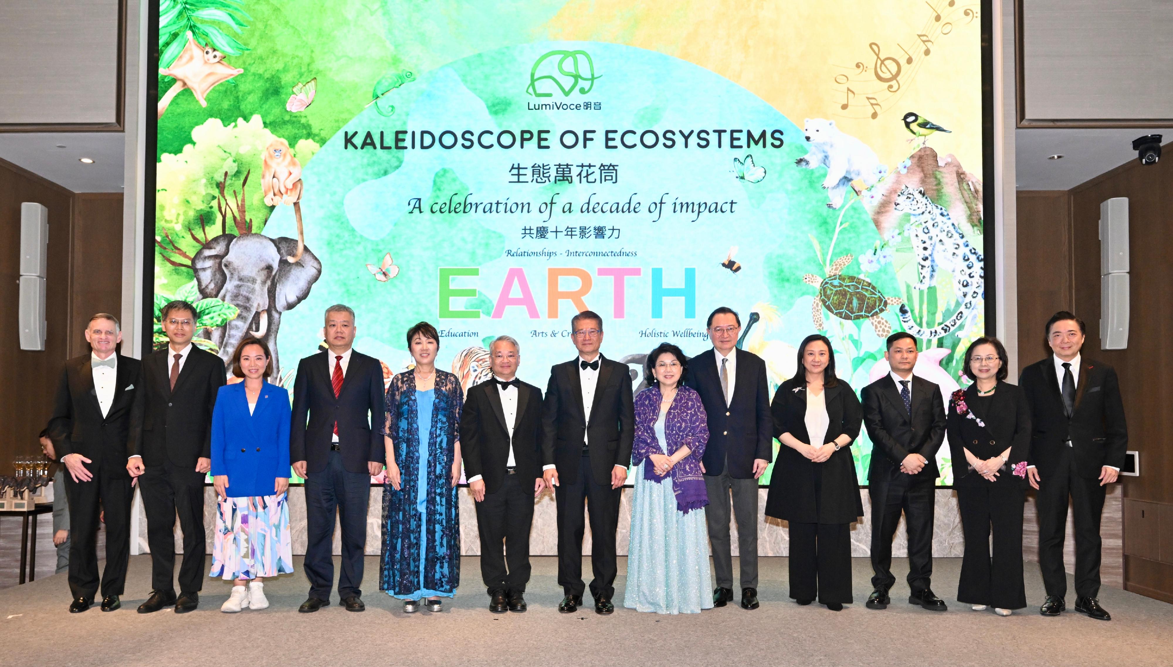 The Financial Secretary, Mr Paul Chan, attended the LumiVoce Foundation 10th anniversary Gala Dinner today (April 18). Photo shows (from fifth left) the Founder and Board Co-Chair of LumiVoce Foundation Dr Ying Ying Liu; the Director of Environmental Protection, Dr Samuel Chui; Mr Chan; Board Co-Chair of LumiVoce Foundation and Chairman of Organizing Committee of Gala Ms Claire Lo, and other guests at the event.