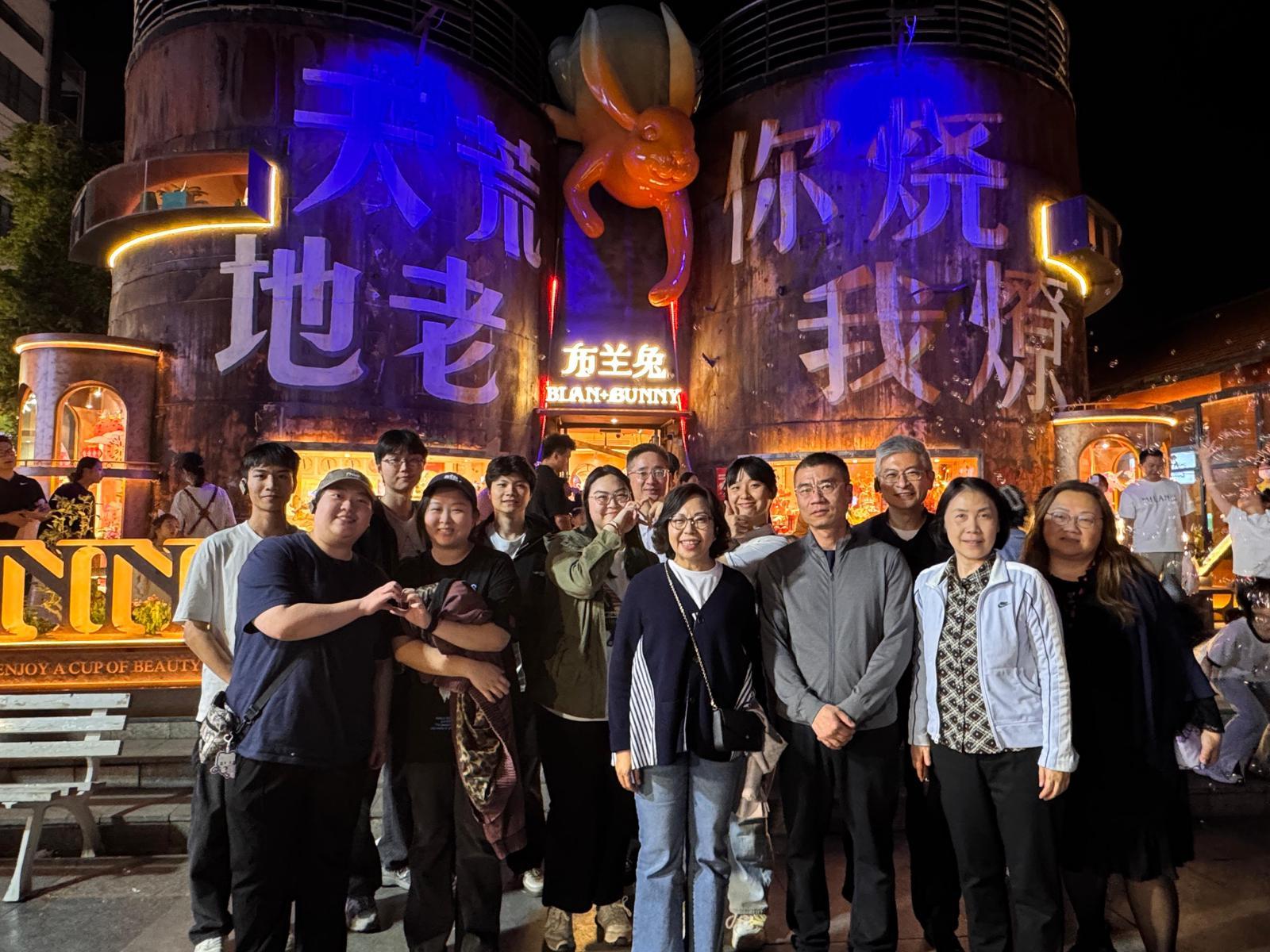 民政及青年事務局局長麥美娟訪問鄭州。圖示麥美娟（前排中）昨日（四月十八日）與在豫就讀的香港學生在「鄭州記憶1952油化廠創意園」合照。
