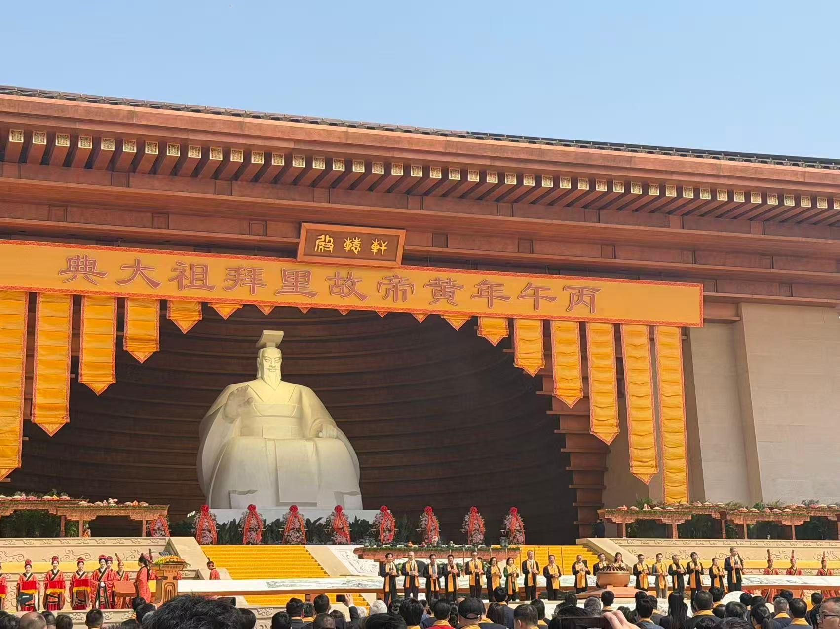 The Secretary for Home and Youth Affairs, Miss Alice Mak (thirteen right), today (April 19) attended the Ancestor Worship Ceremony of the Yellow Emperor in the Year of Bingwu in Zhengzhou in Henan Province on behalf of the Hong Kong Special Administrative Region Government.